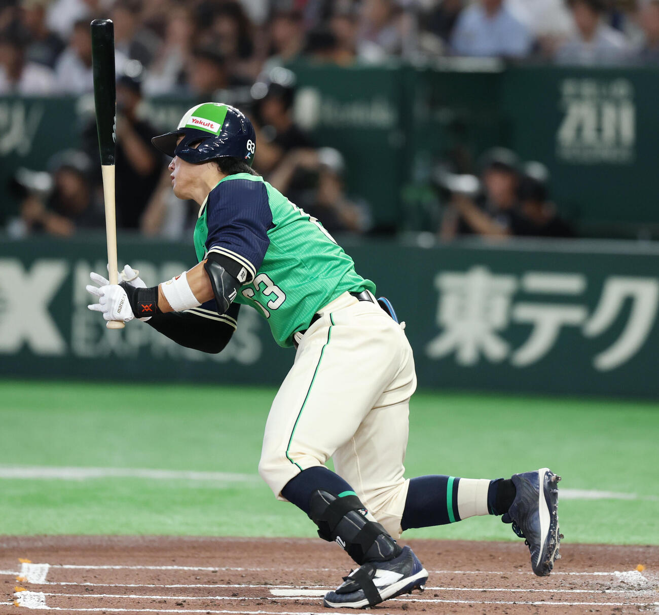 巨人対ヤクルト　2回表ヤクルト無死、安打を放つ増田珠（撮影・増田悦実）
