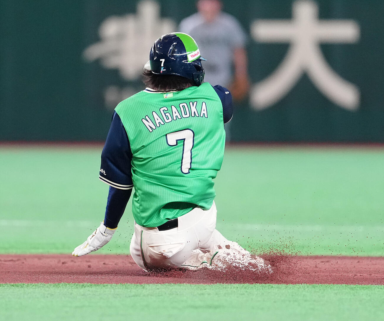 巨人対ヤクルト　3回表ヤクルト2死一塁、打者山野辺翔の時、二盗する一塁走者長岡秀樹（撮影・鈴木みどり）