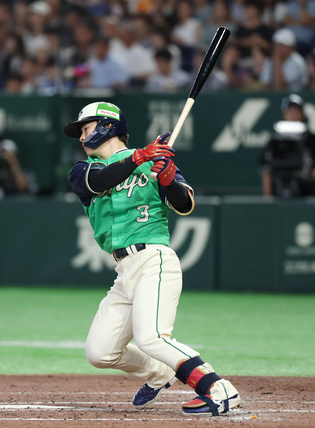 巨人対ヤクルト　4回表ヤクルト1死一塁、安打を放つ内山壮真（撮影・増田悦実）