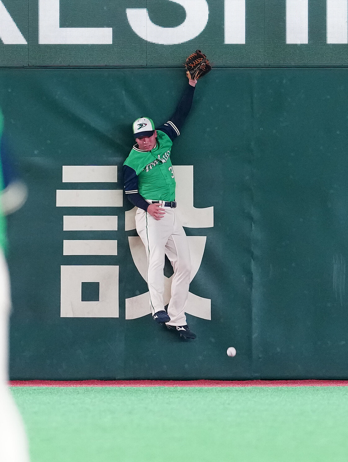 巨人対ヤクルト　8回裏巨人2死二塁、松本剛の打球を捕れず適時二塁打を許す左翼手西村瑠伊斗（撮影・鈴木みどり）