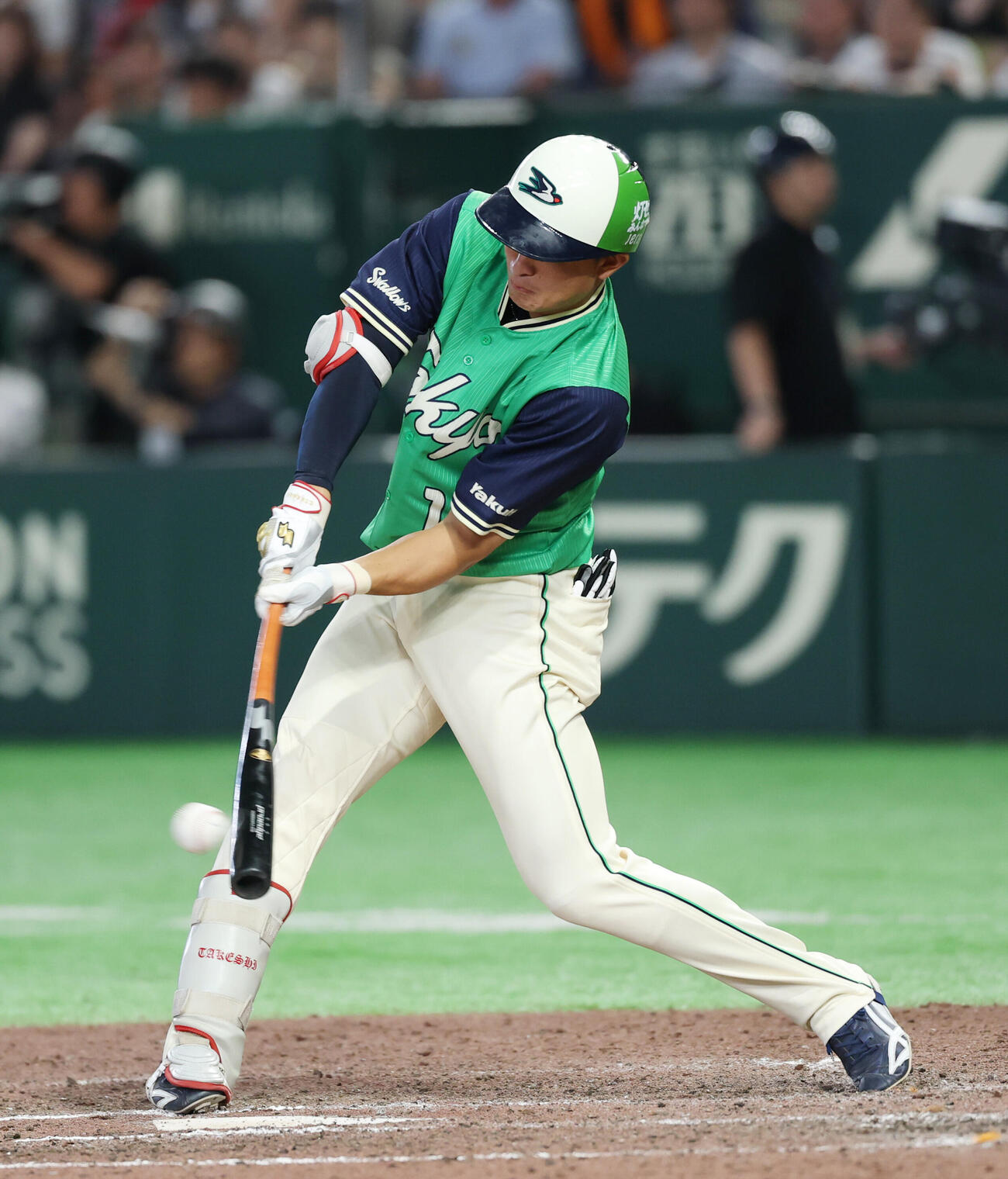 巨人対ヤクルト　9回表ヤクルト2死、安打を放つ宮本丈（撮影・増田悦実）