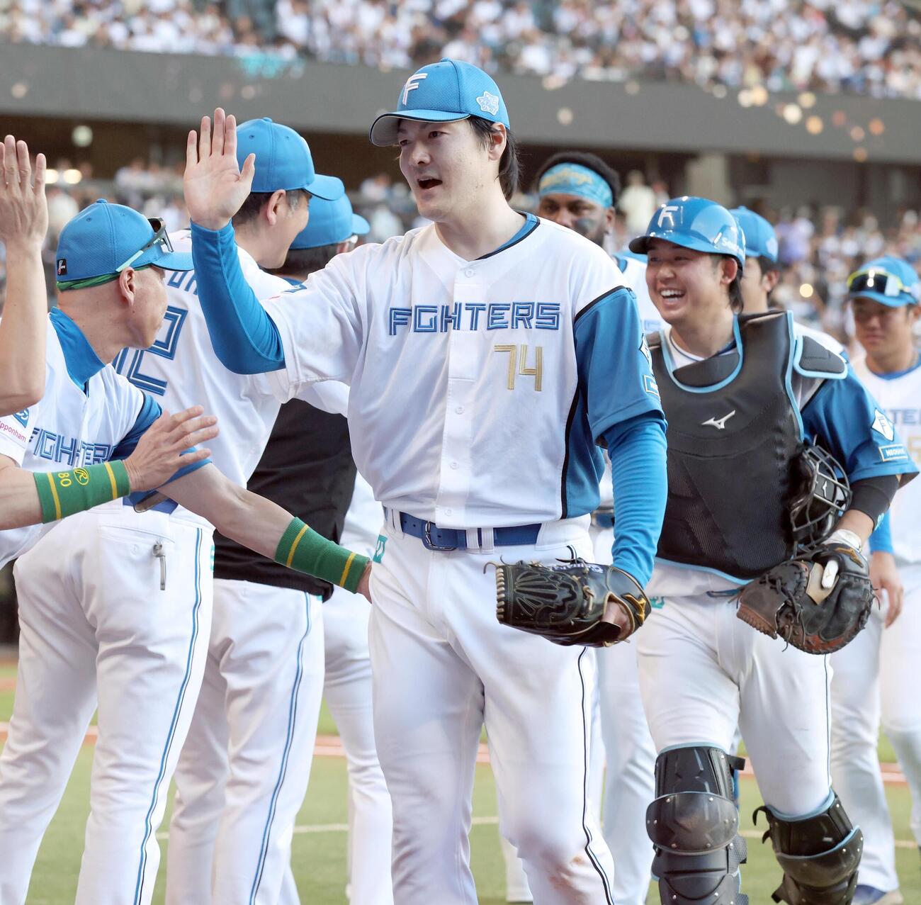 日本ハム対楽天　完封勝利し引き揚げる有原航平（撮影・黒川智章）