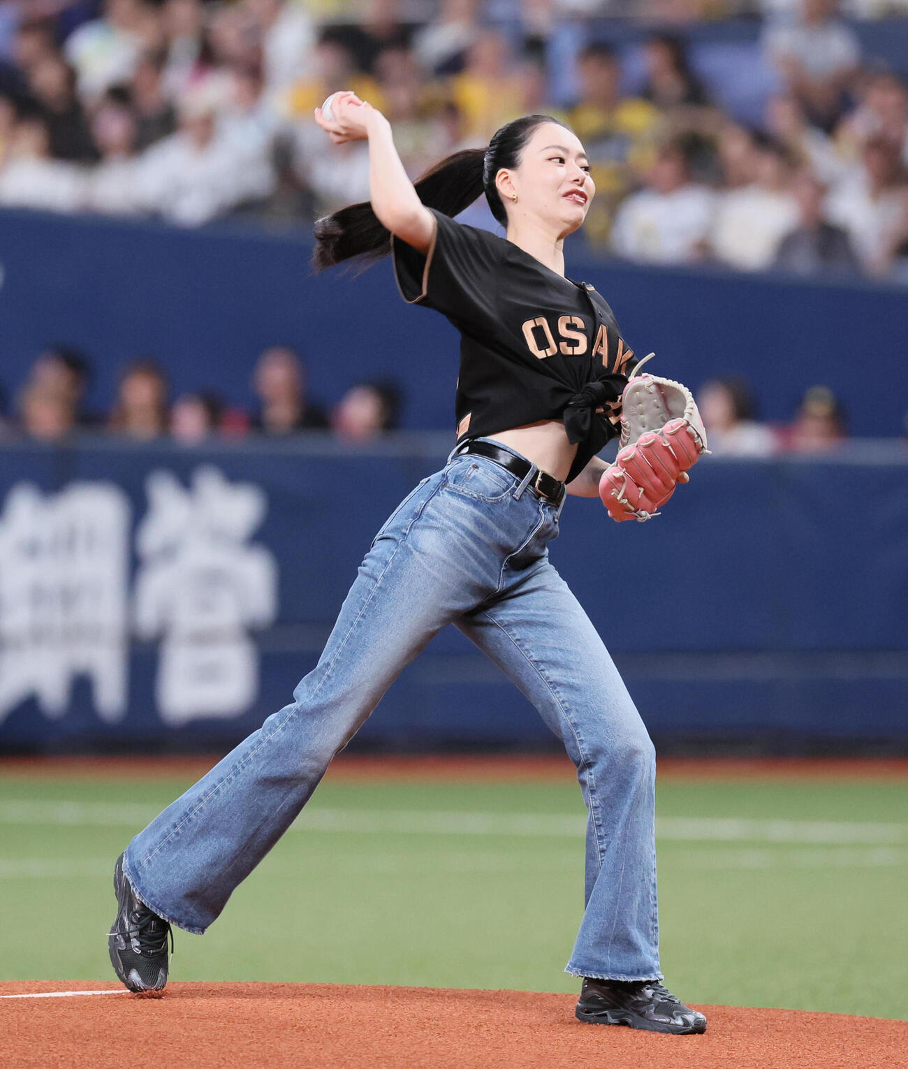 阪神対中日　ファーストピッチセレモニーを行うなごみ（撮影・宮崎幸一）