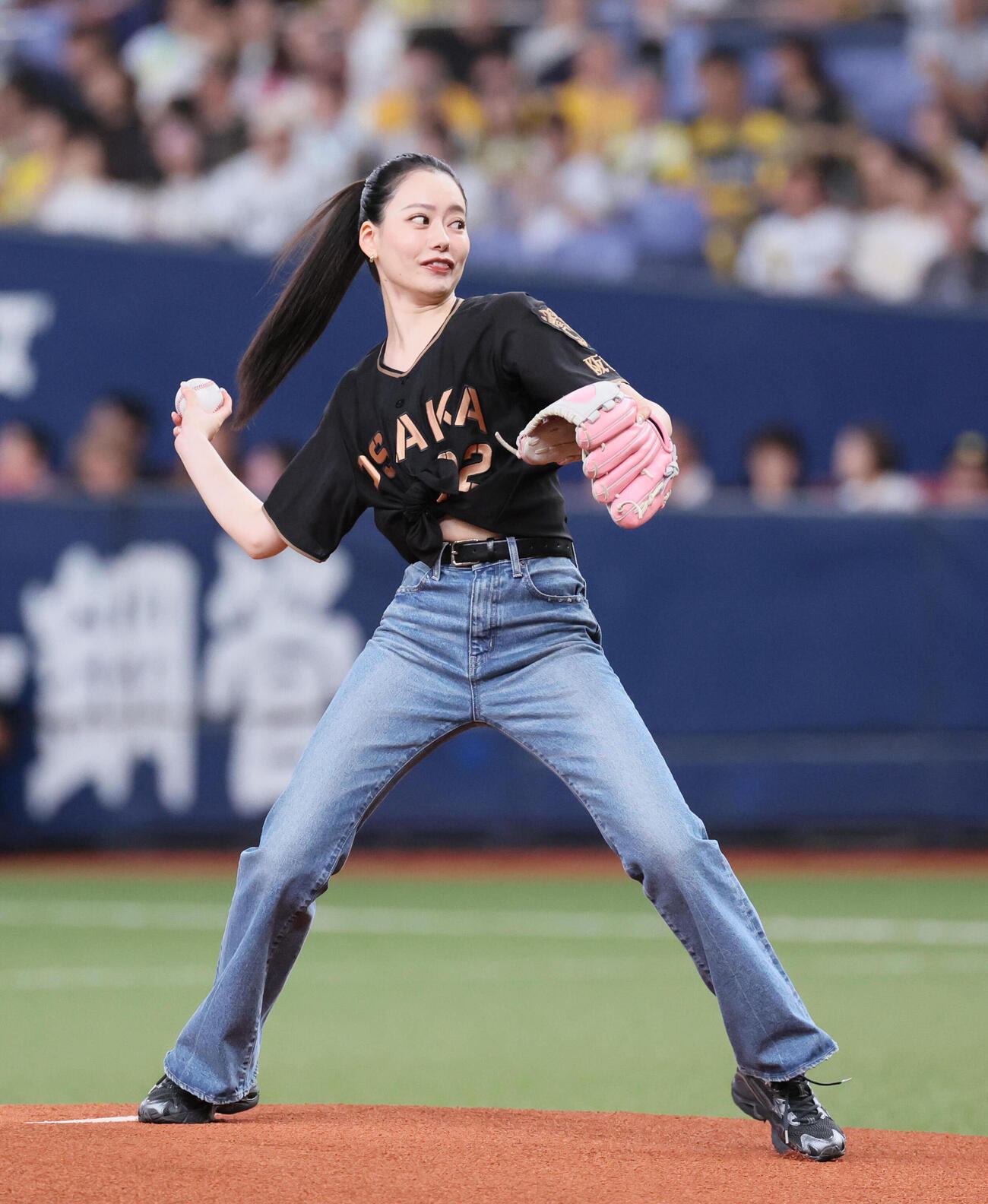 阪神対中日　ファーストピッチセレモニーを行うなごみ（撮影・宮崎幸一）