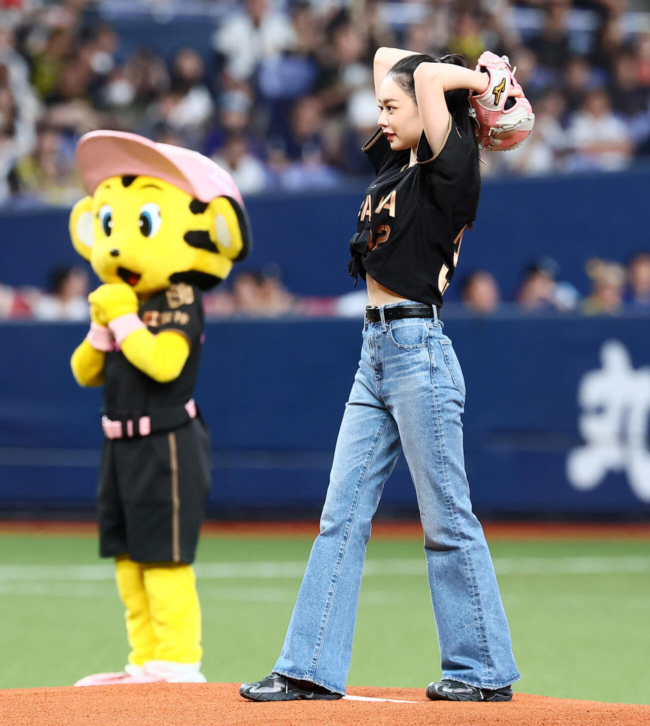 阪神対中日　ファーストピッチに、なごみが登場（撮影・加藤哉）