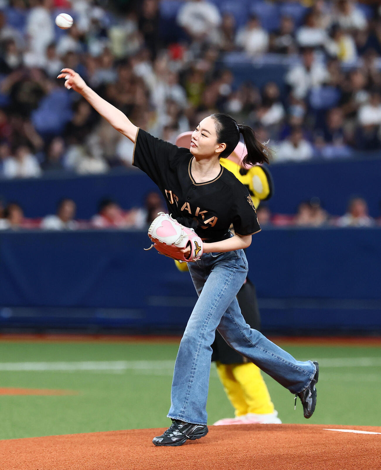 阪神対中日　ファーストピッチを行うなごみ（撮影・加藤哉）