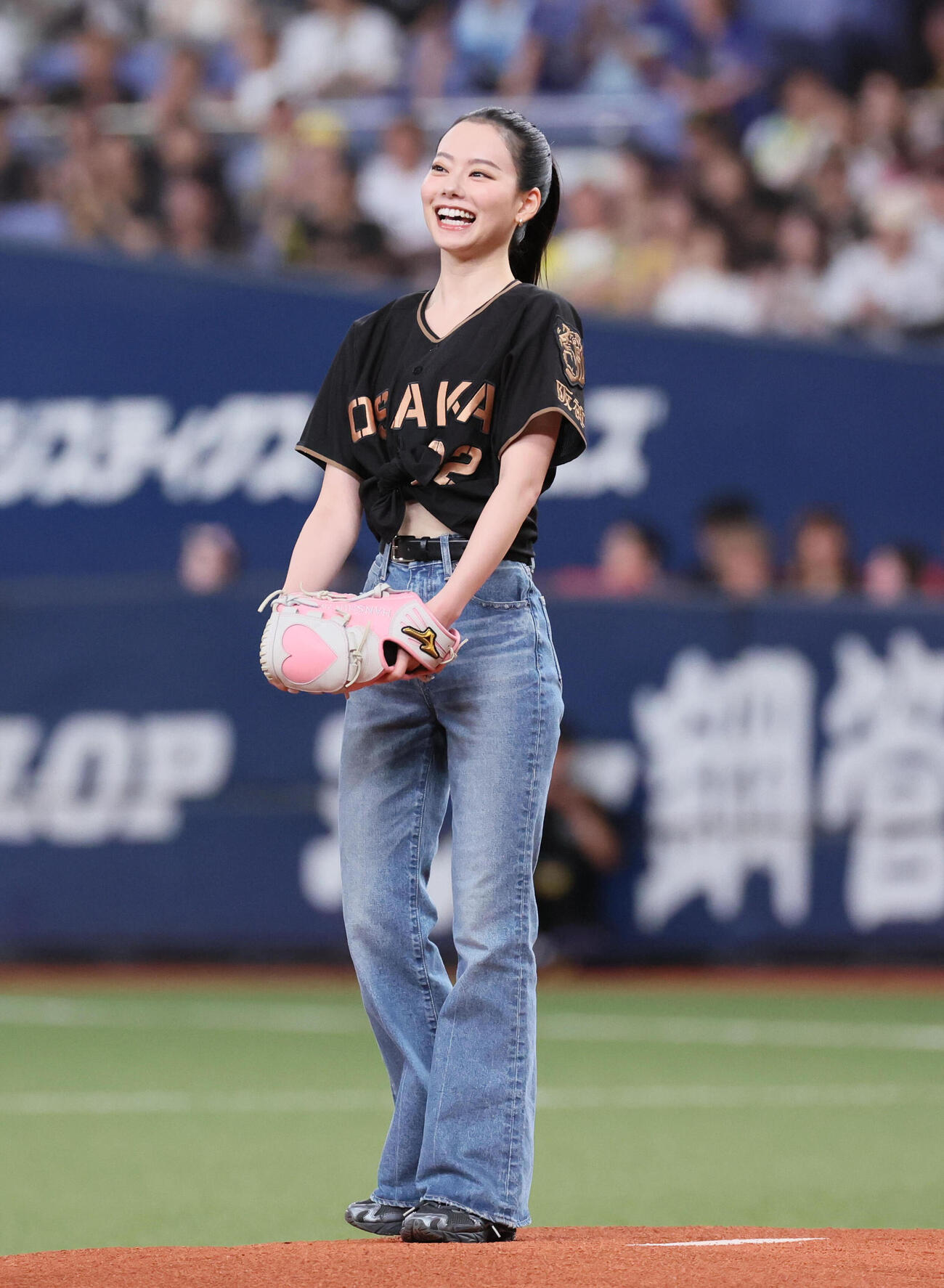 阪神対中日　ファーストピッチセレモニーを行うなごみ（撮影・宮崎幸一）