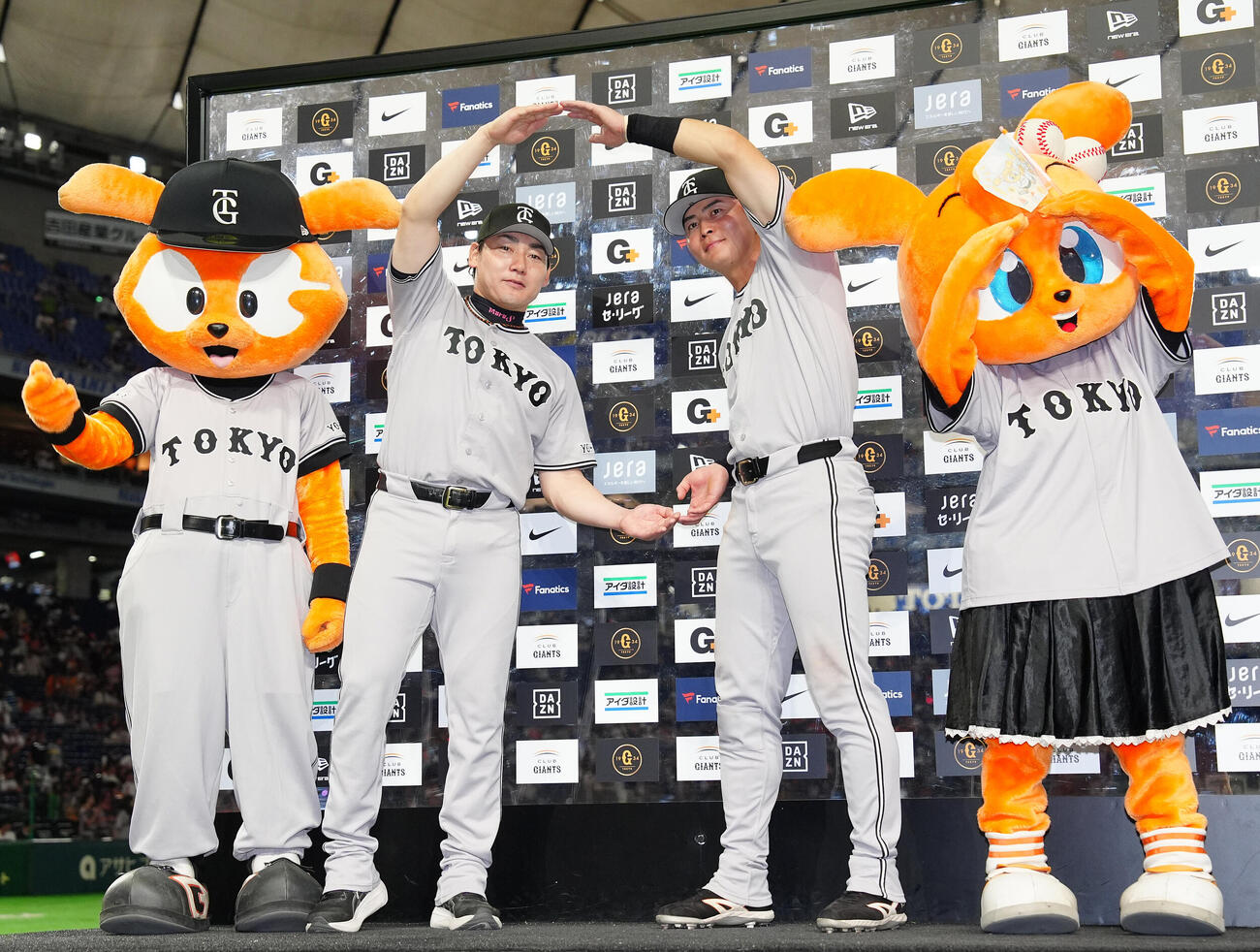 巨人対ヤクルト　ヒーローインタビューを終え、○ポーズを作る巨人丸佳浩（左）と岡田悠希（撮影・鈴木みどり）