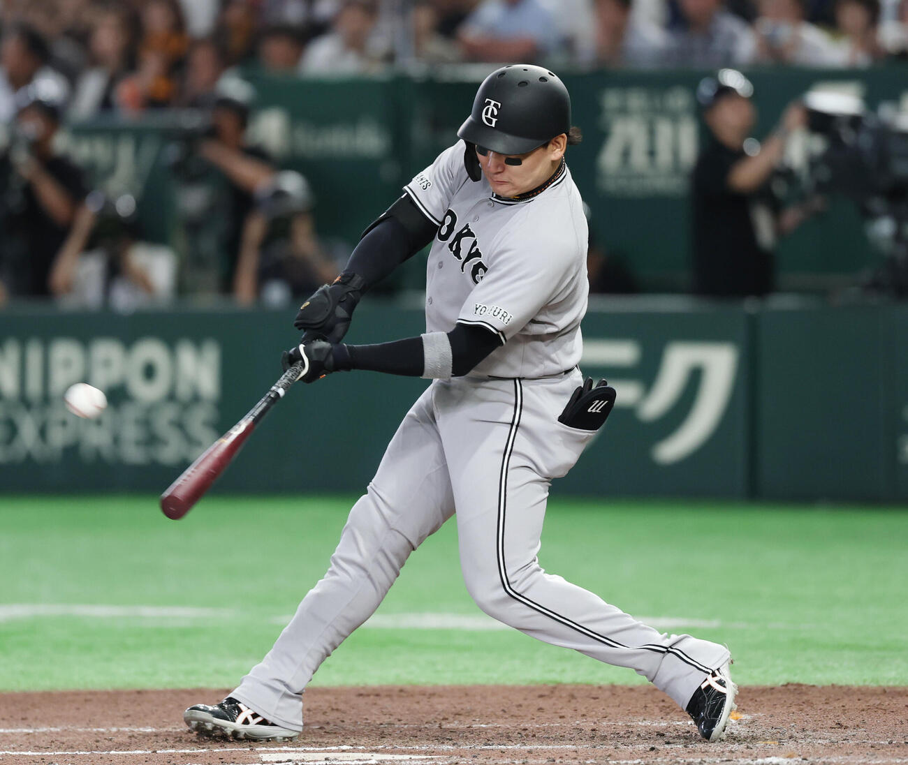 巨人対ヤクルト　6回裏巨人2死一、二塁、2点適時二塁打を放つ丸佳浩（撮影・増田悦実）
