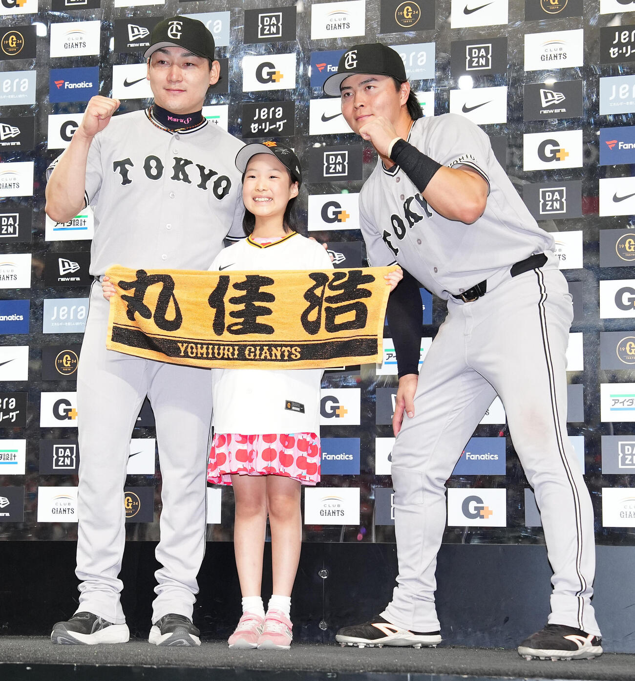 巨人対ヤクルト　インタビュアーを務めた子供と記念撮影する巨人丸佳浩（左）と岡田悠希（撮影・鈴木みどり）