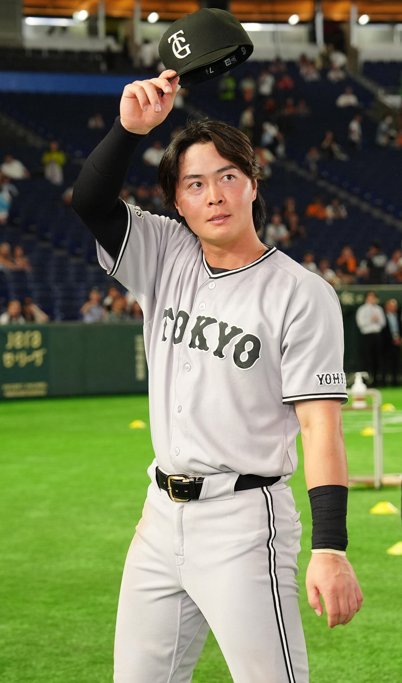 巨人対ヤクルト　ファンの声援に応える巨人岡田悠希（撮影・鈴木みどり）
