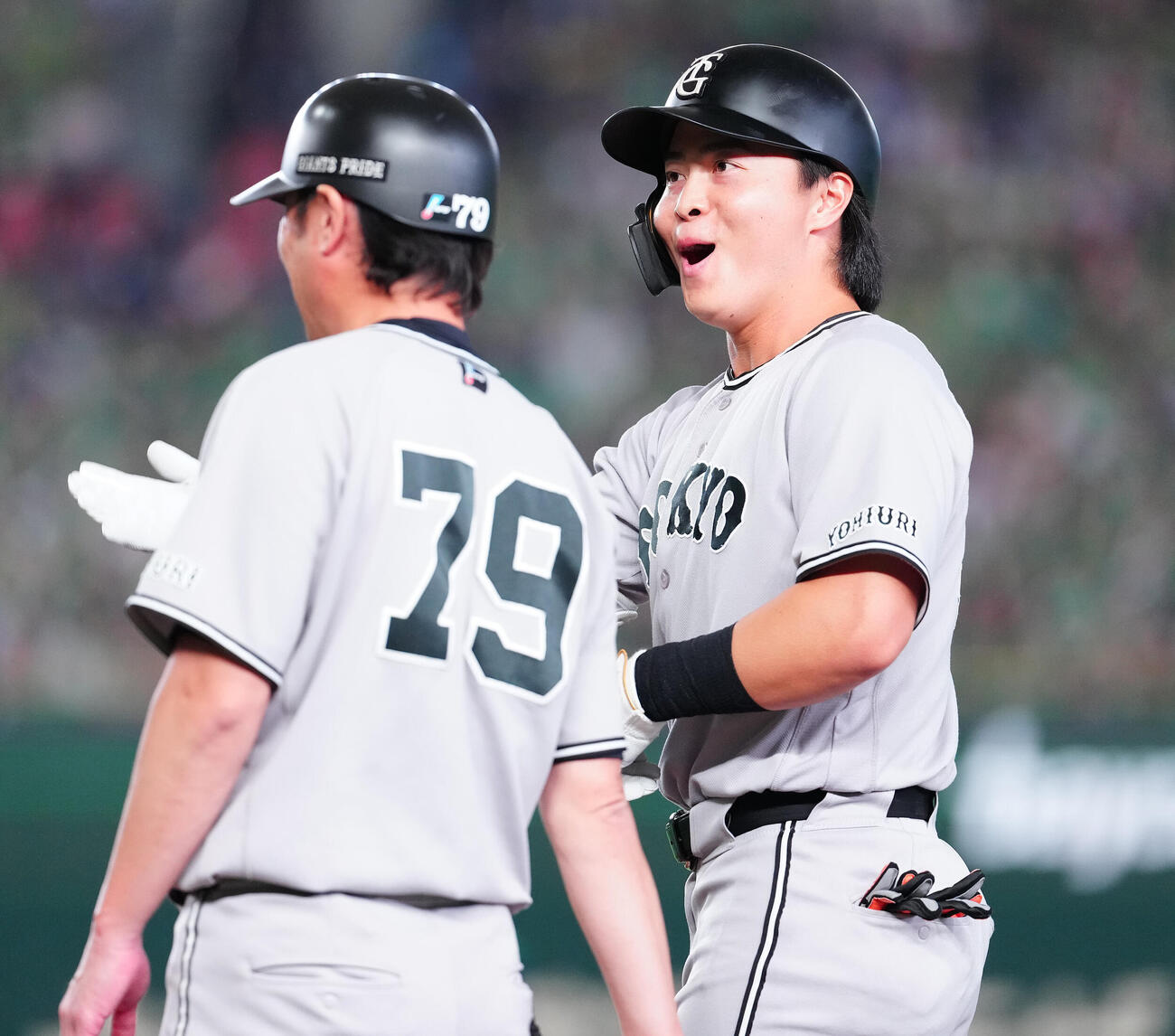 巨人対ヤクルト　6回裏巨人2死一、三塁、適時打を放ち、ポーズを取る岡田悠希（撮影・鈴木みどり）