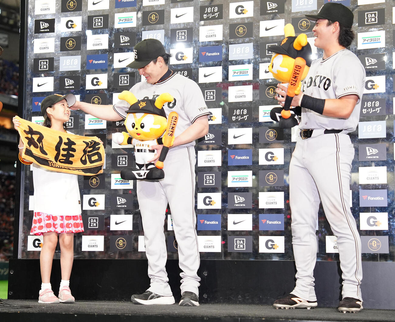 巨人対ヤクルト　ヒーローインタビューでファンの子供も頭をなでる巨人丸佳浩。右は岡田悠希（撮影・鈴木みどり）