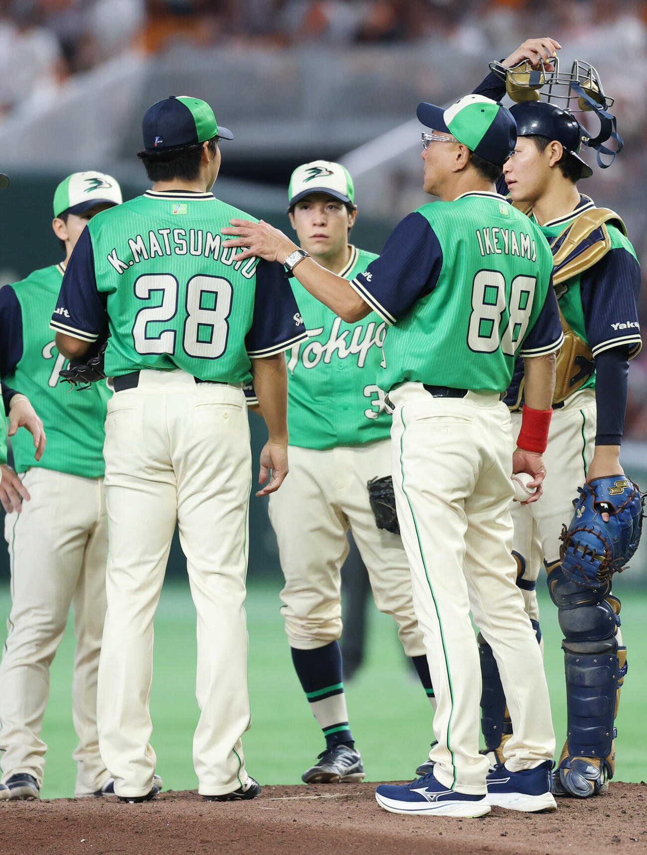 巨人対ヤクルト　6回裏巨人1死二、三塁、松本健吾（左）に話す池山隆寛監督（撮影・増田悦実）