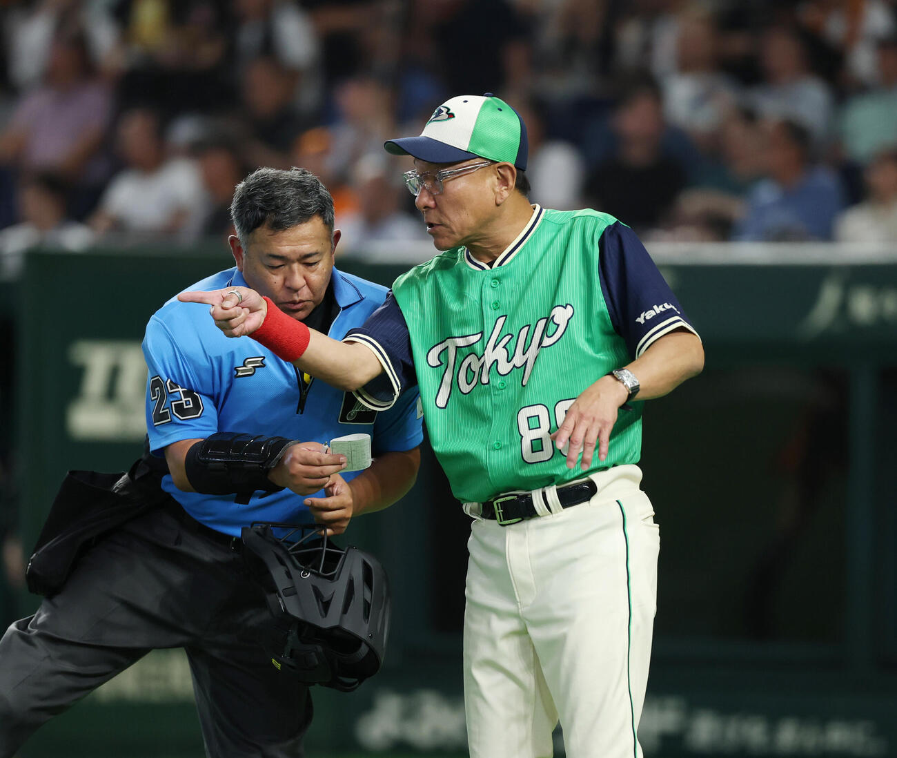 巨人対ヤクルト　7回を終え交代を告げるヤクルト池山隆寛監督（撮影・増田悦実）