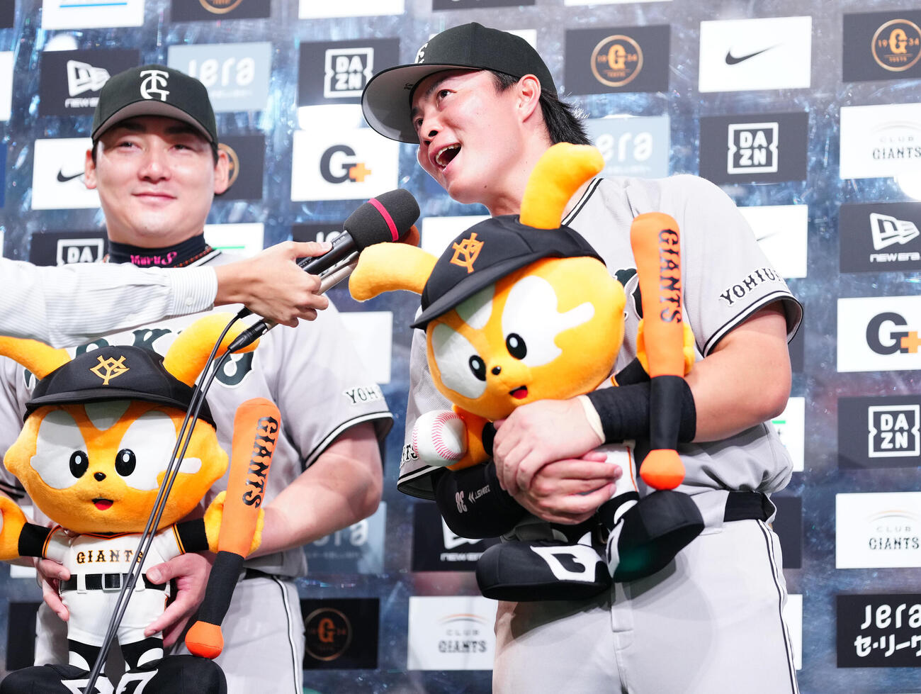 巨人対ヤクルト　ヒーローインタビューで笑顔の巨人岡田悠希。左は丸佳浩（撮影・鈴木みどり）