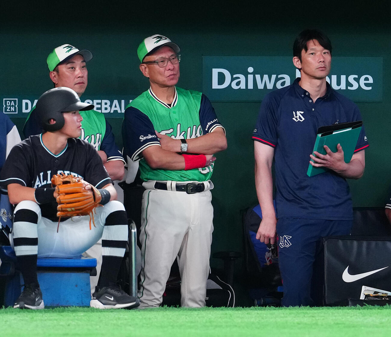 巨人対ヤクルト　ベンチで険しい表情のヤクルト池山隆寛監督（中央）（撮影・鈴木みどり）