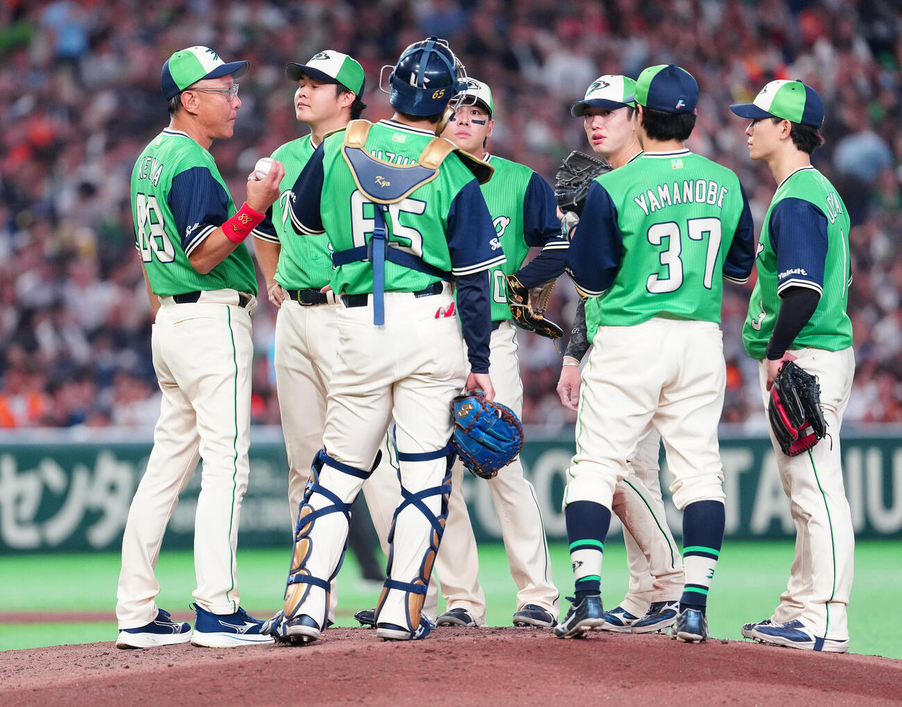 巨人対ヤクルト　6回裏、降板となるヤクルト松本健吾（左から2人目）。左は池山隆寛監督（撮影・鈴木みどり）