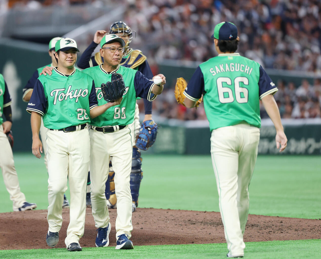 巨人対ヤクルト　6回裏巨人1死二、三塁、交代の松本健吾（左）と阪口皓亮（右）に声をかける池山隆寛監督（撮影・増田悦実）