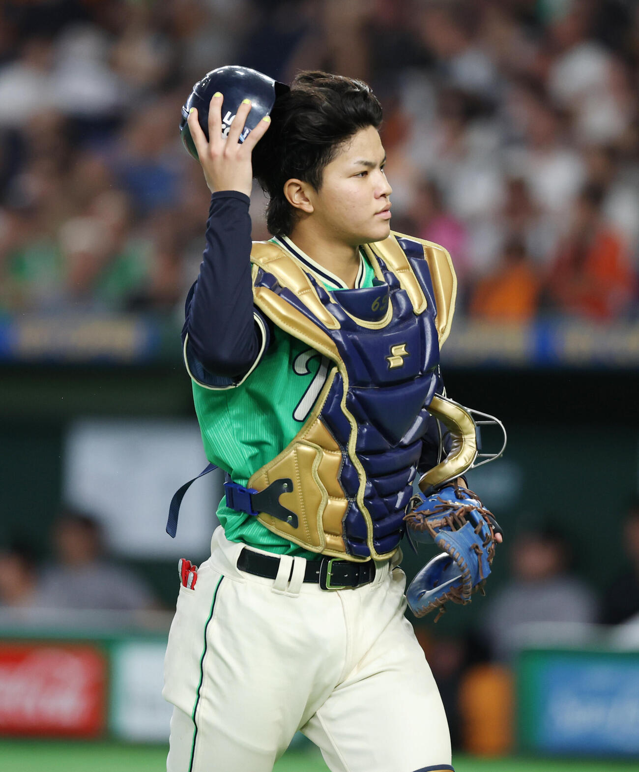 巨人対ヤクルト　5回裏巨人2死一塁、松本剛の二盗を仕留めた鈴木叶（撮影・増田悦実）