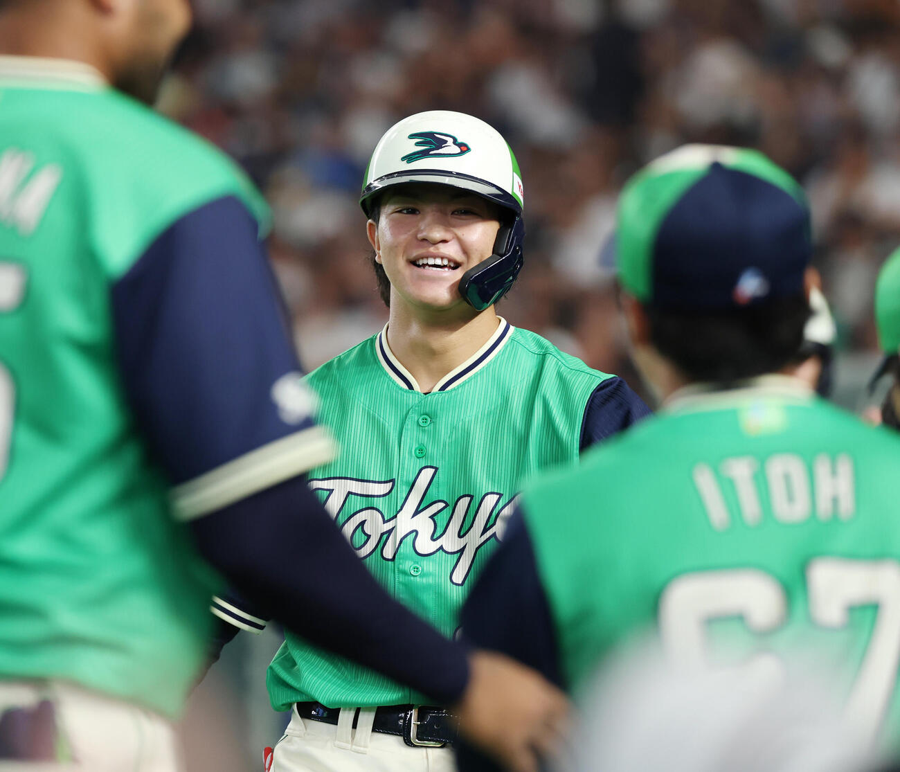 巨人対ヤクルト　4回表ヤクルト2死二塁、2点本塁打を放ち笑顔でナインとタッチを交わす鈴木叶（撮影・増田悦実）
