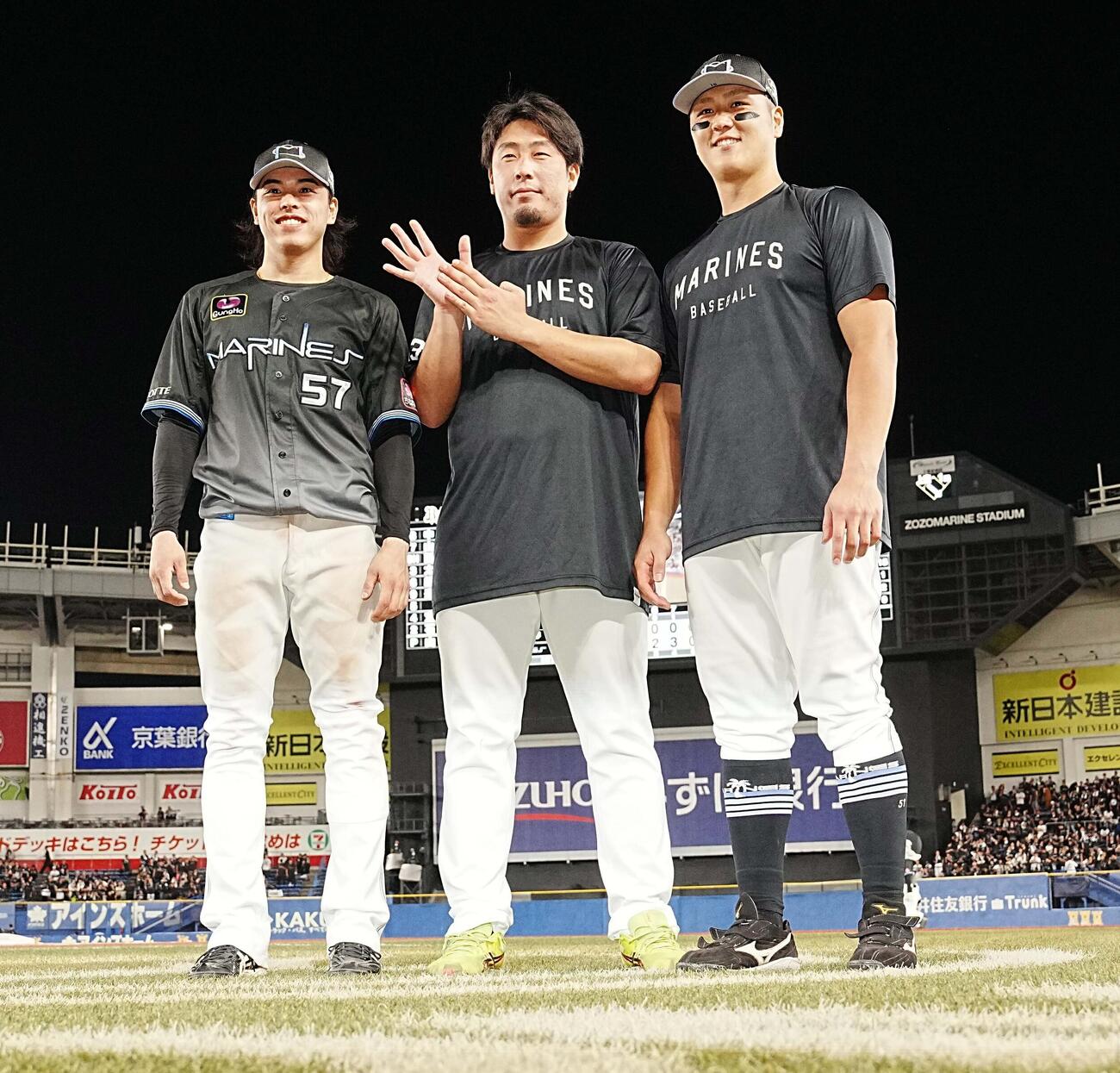 ロッテ対オリックス　ヒーローインタビューを終えポーズを決めるロッテの、左から小川龍成、八木彬、山口航輝（撮影・小沢裕）