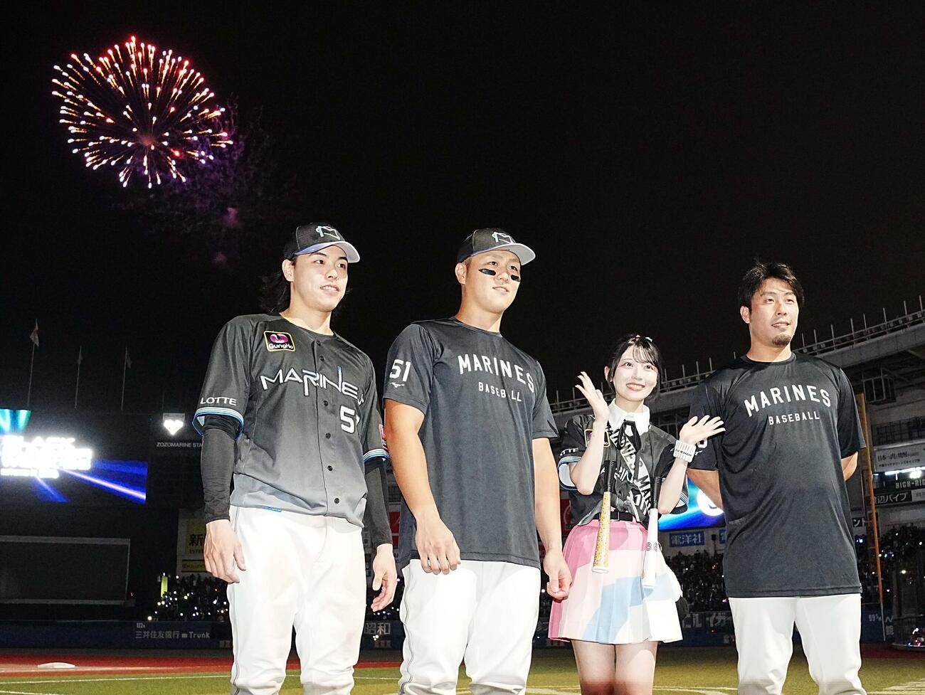 ロッテ対オリックス　ヒーローインタビューを終え花火が打ち上がる中、AKB48佐藤綺星（左から3人目）と記念撮影に臨むロッテの、左から小川龍成、山口航輝、1人おいて八木彬（撮影・小沢裕）