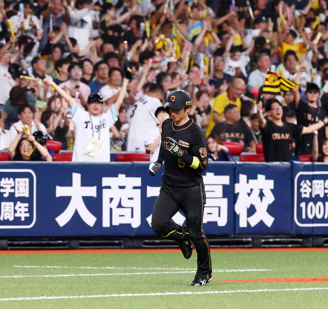 阪神対中日　6回裏阪神無死、近本光司は先制の右越えソロ本塁打を放ちファンの声援を受けながらダイヤモンドを1周する（撮影・加藤哉）
