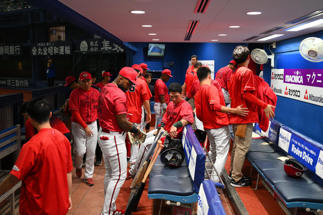 DeNA対広島　試合に敗れ引き揚げる広島の選手たち（撮影・滝沢徹郎）