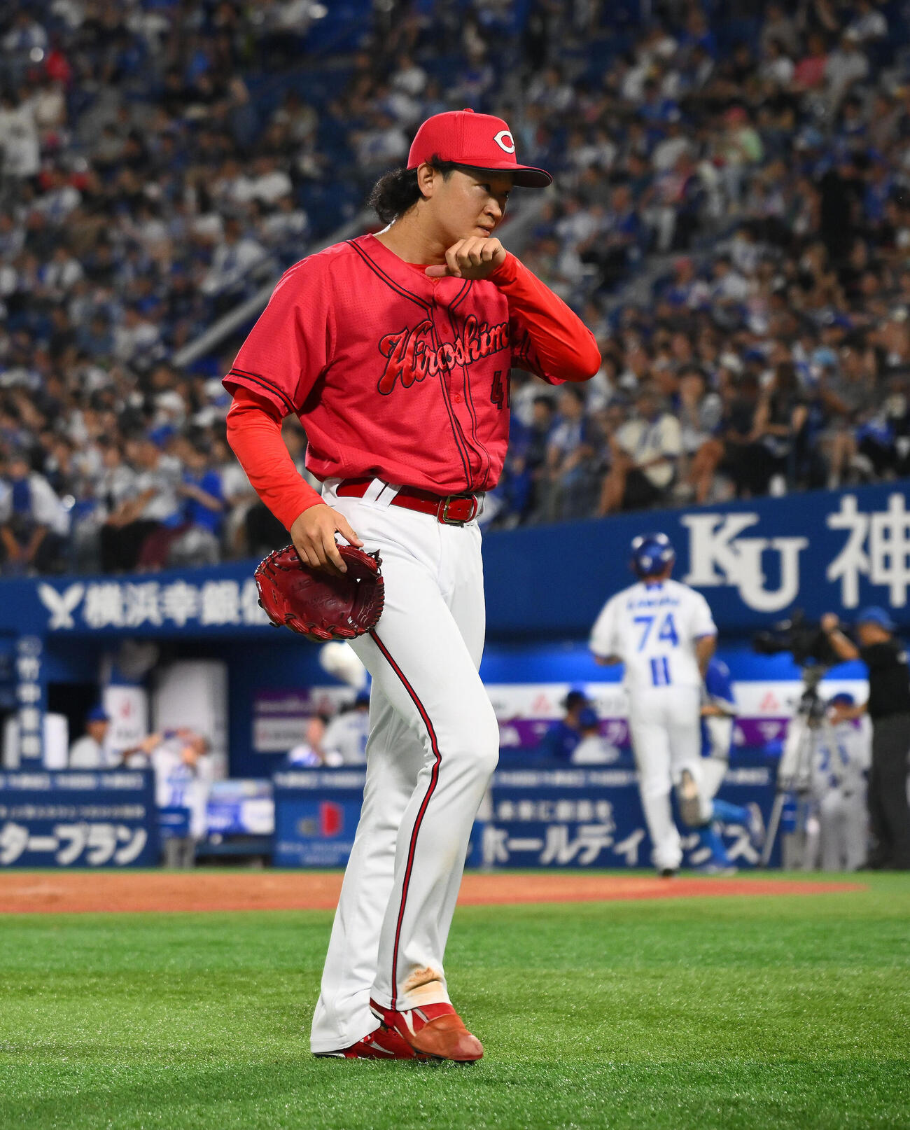 DeNA対広島　4回裏に先制を許した広島戦の鈴木健矢は悔しげな表情で引き揚げる（撮影・滝沢徹郎）