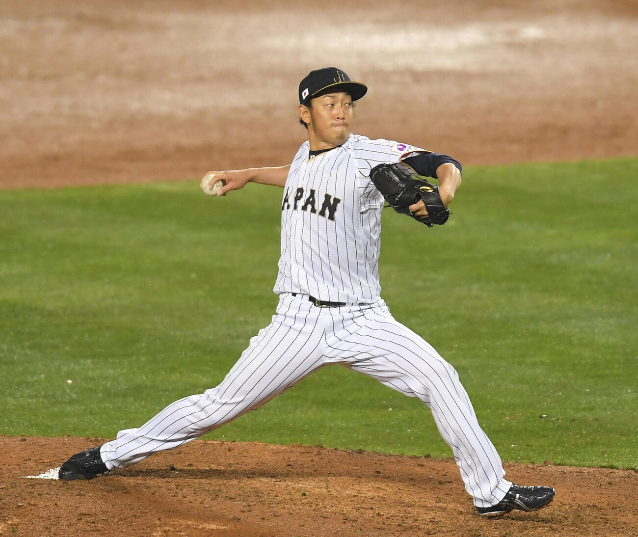 17年、WBC準決勝の米国戦で力投する日本の平野佳寿