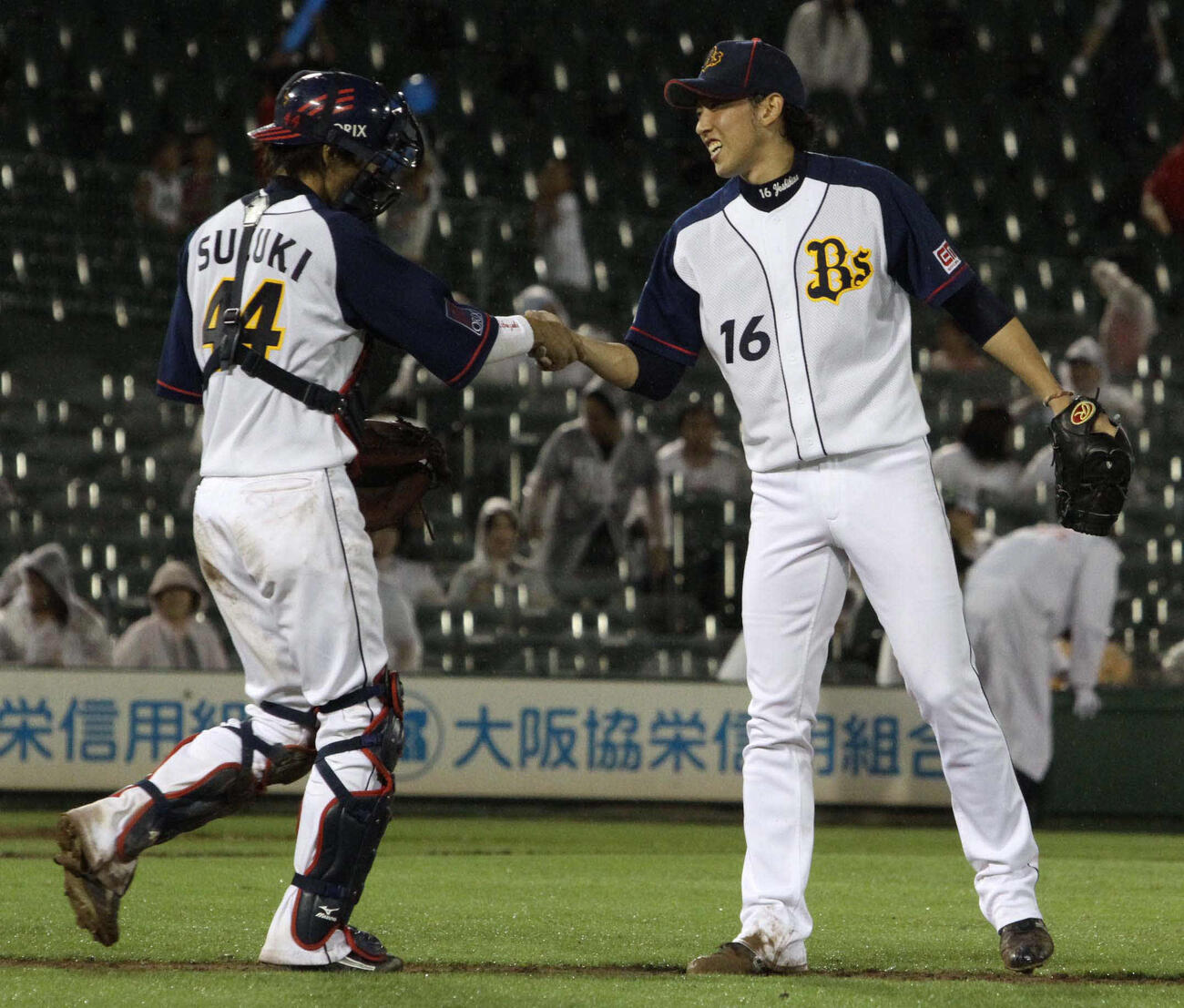 10年、日本ハム戦でプロ初セーブを飾るオリックス平野佳寿（右）