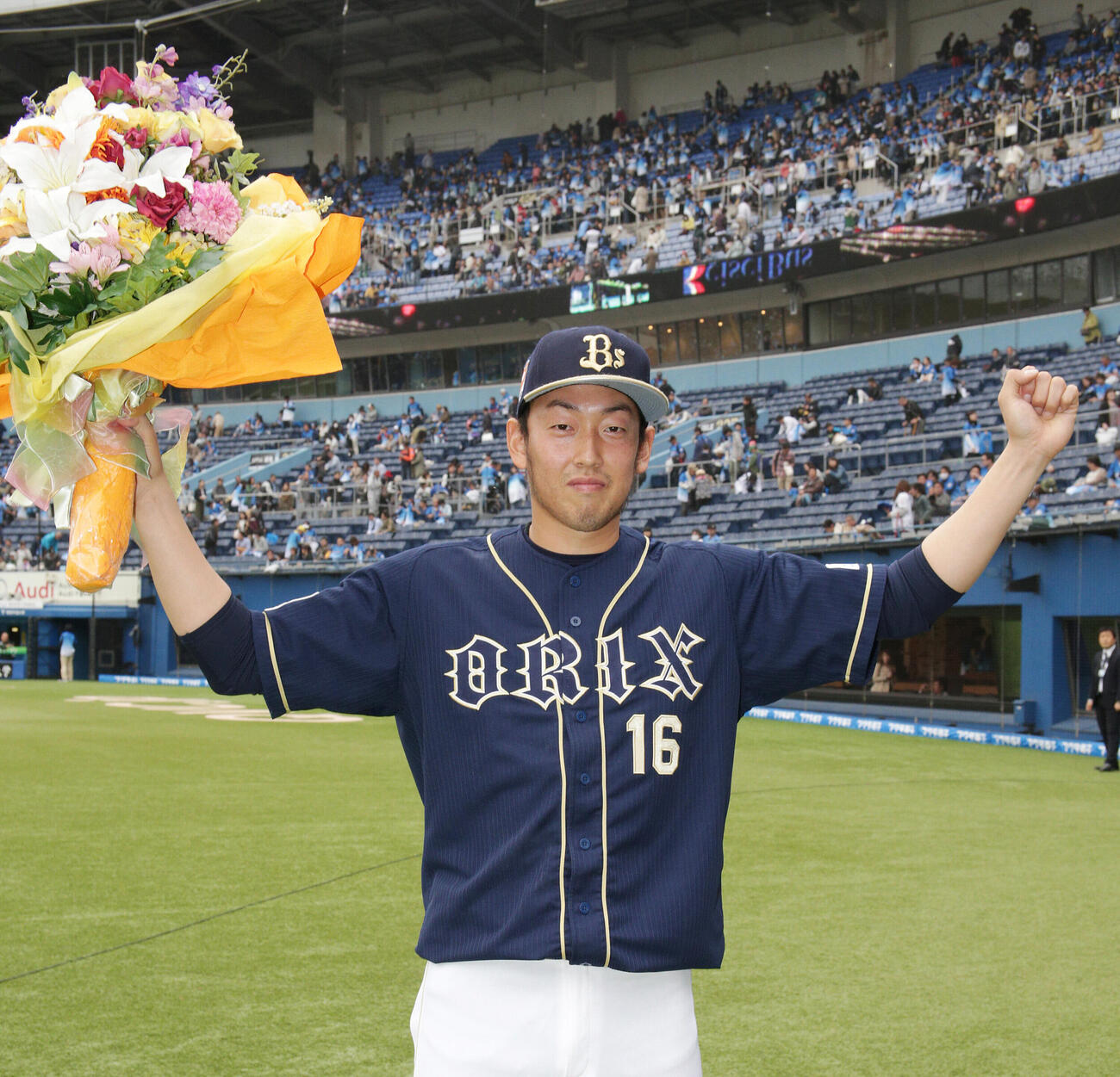 16年、ロッテ戦で100セーブを達成し花束を手にガッツポーズするオリックス平野佳寿