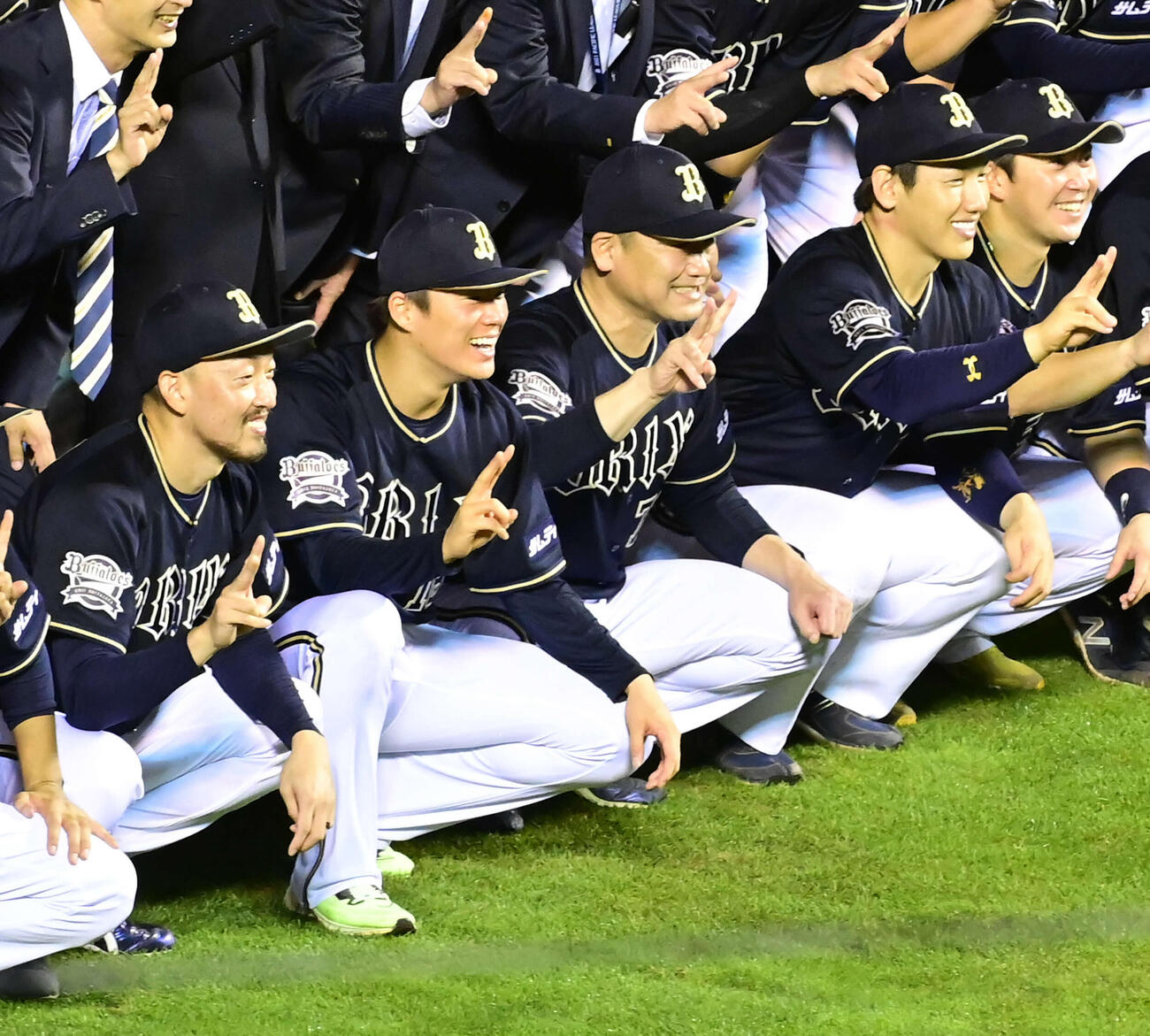 楽天対オリックス　2年連続のパ・リーグ優勝を決め記念撮影に臨むオリックスナインの、前列左から平野佳寿、山本由伸、中嶋聡監督、吉田正尚＝2022年10月2日
