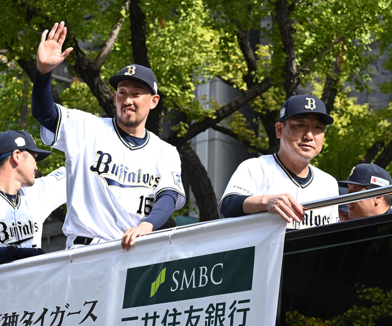 23年、大阪での優勝パレードで笑顔を見せるオリックス平野佳寿（左）と中嶋聡監督