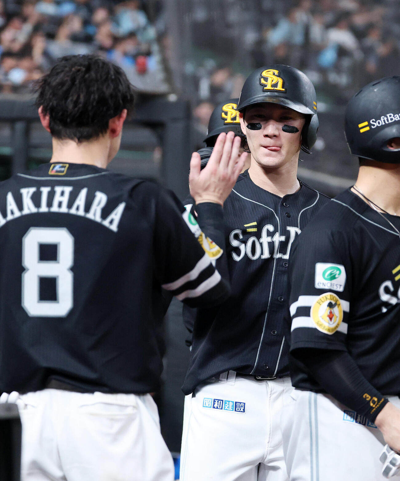 西武対ソフトバンク　7回表ソフトバンク2死満塁、山本祐大の3点適時二塁打で正木智也（右）が生還し牧原大成とタッチ（撮影・鈴木正人）