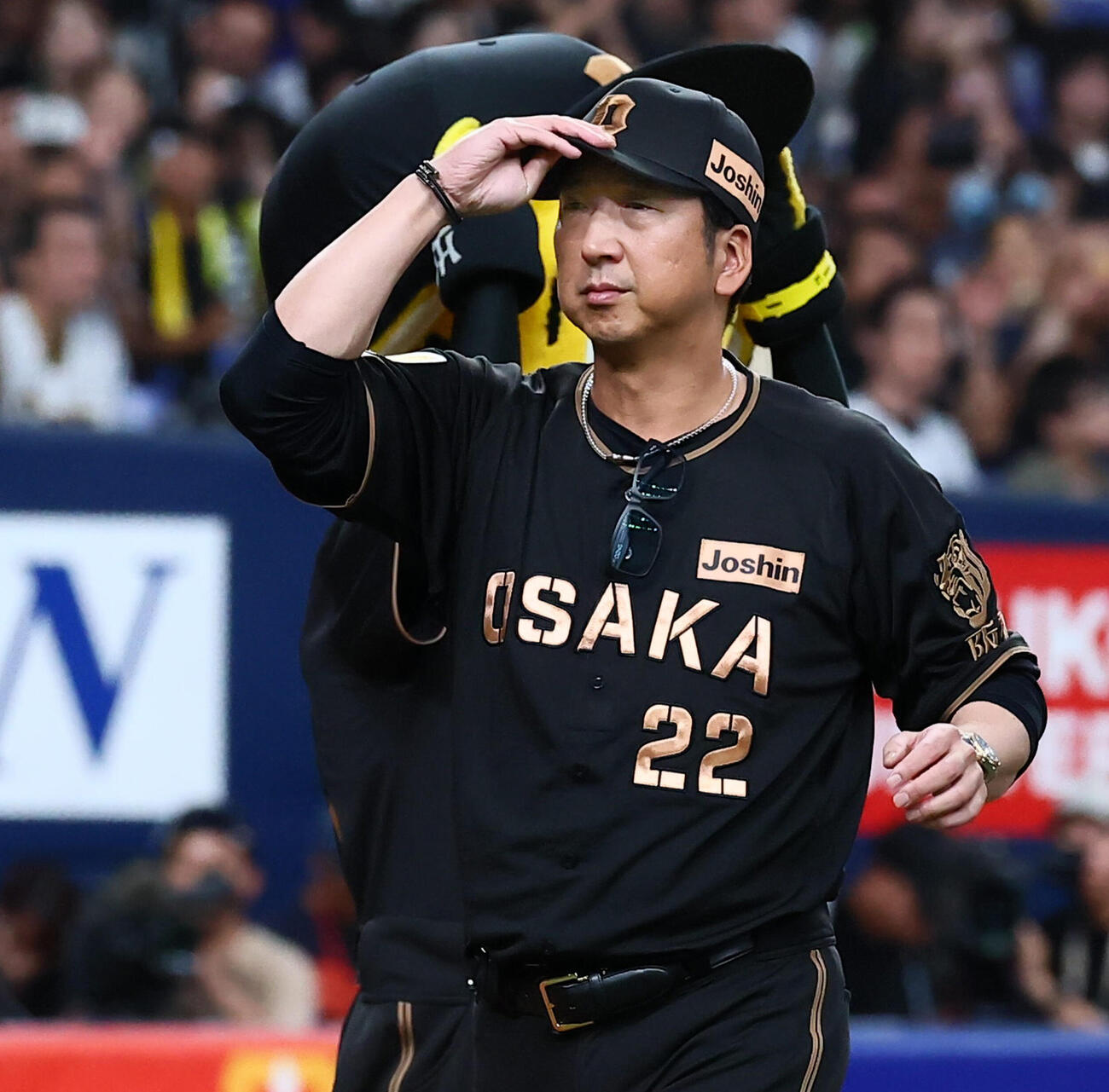 阪神対中日　中日に勝利しスタンドへのあいさつを終え引き揚げる阪神藤川球児監督（撮影・加藤哉）