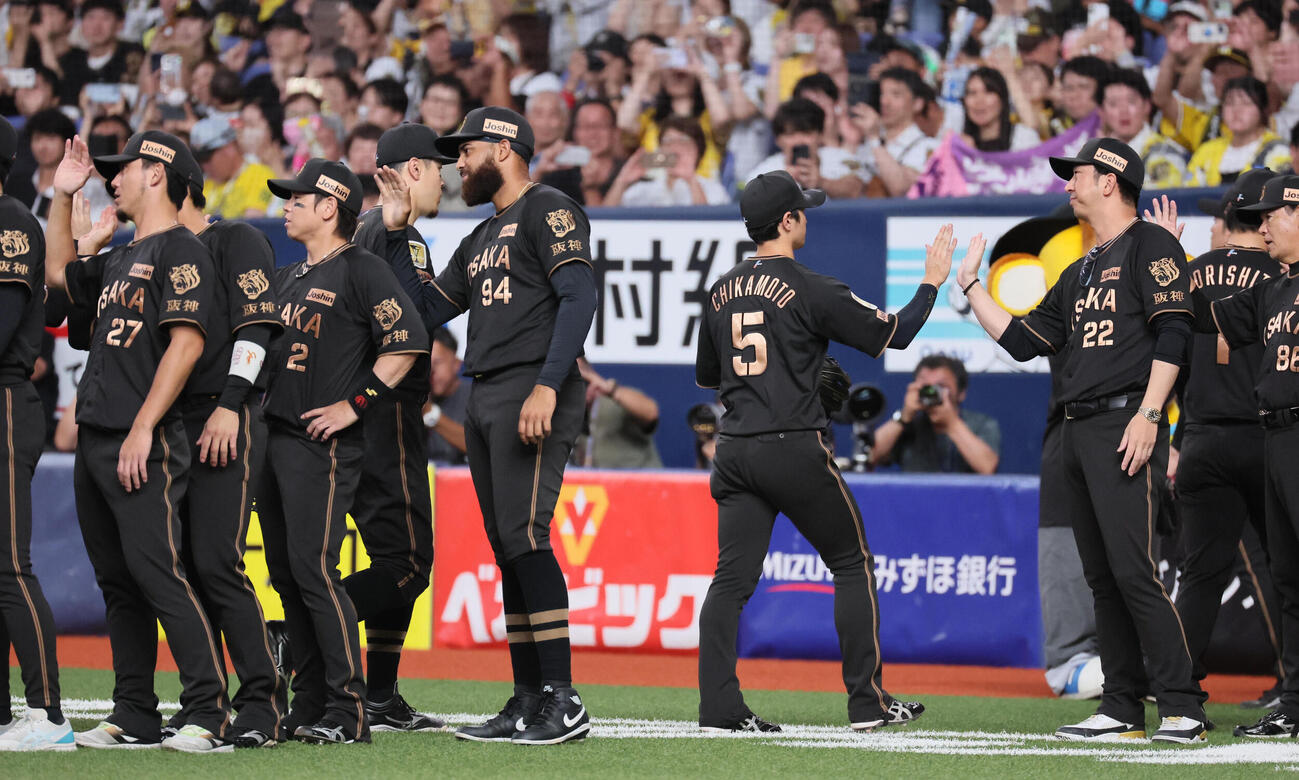 阪神対中日　中日に勝利しハイタッチする近本光司（右から2人目）と藤川球児監督（右）（撮影・宮崎幸一）