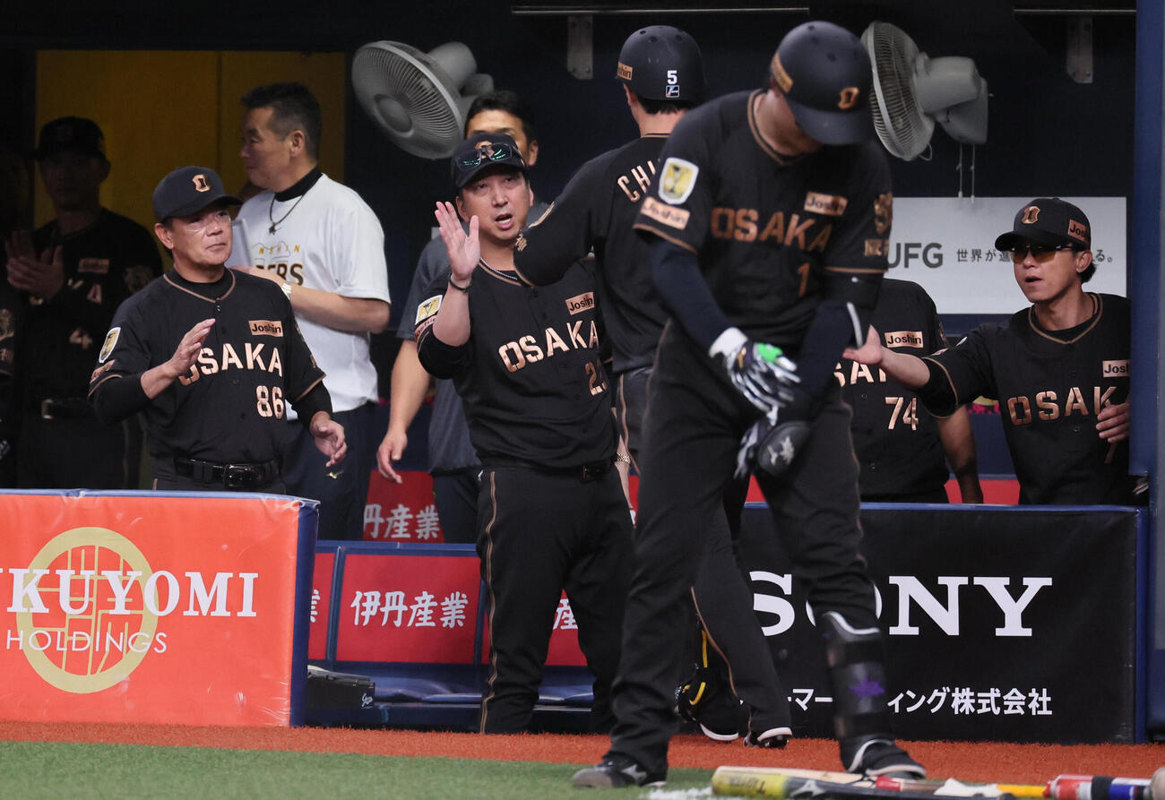阪神対中日　6回裏阪神1死、藤川球児監督（中央）は先制本塁打を放った近本光司を迎える（撮影・宮崎幸一）