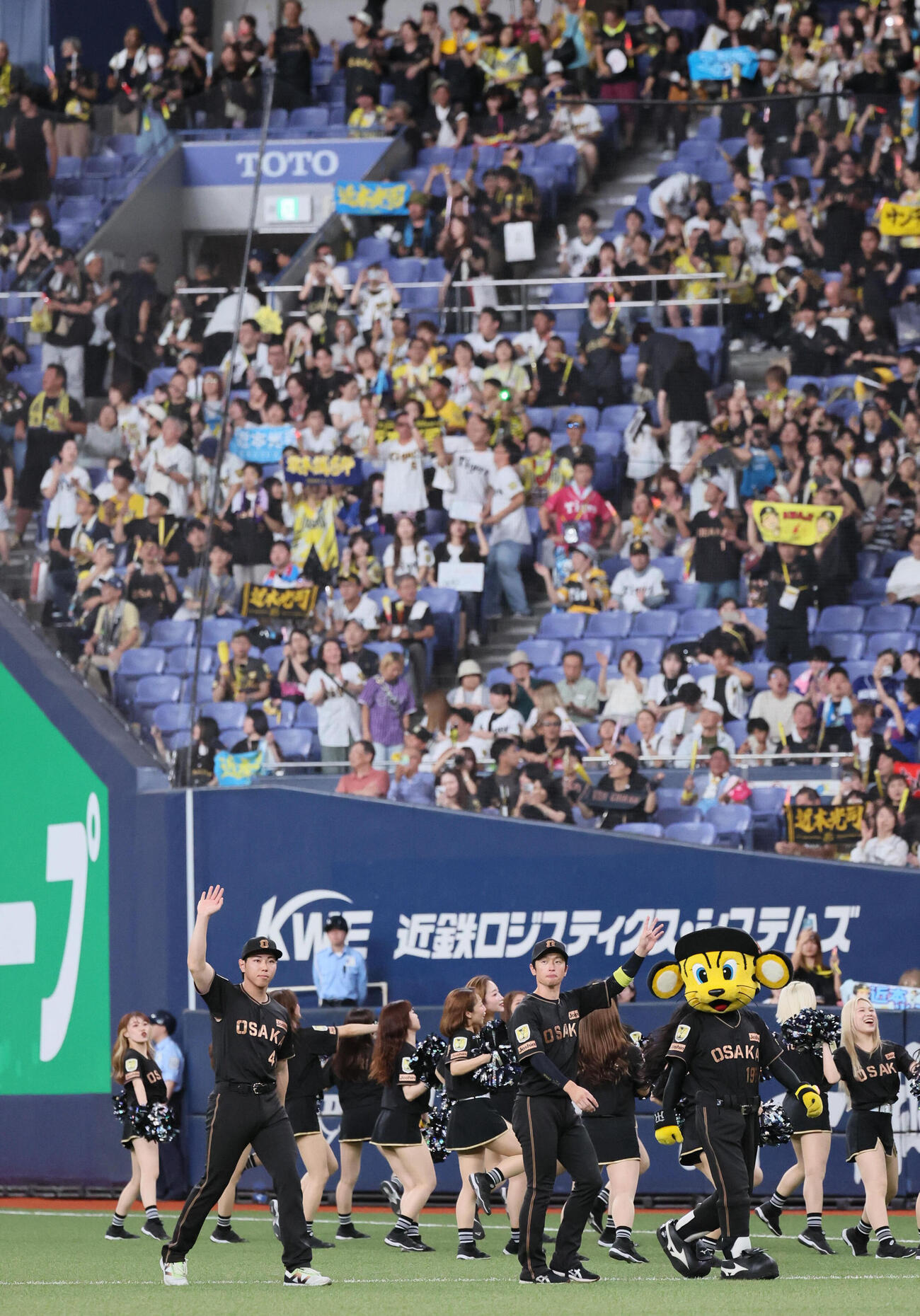 阪神対中日　勝利を祝う阪神ナインに手を振る工藤泰成（左）と近本光司（撮影・宮崎幸一）