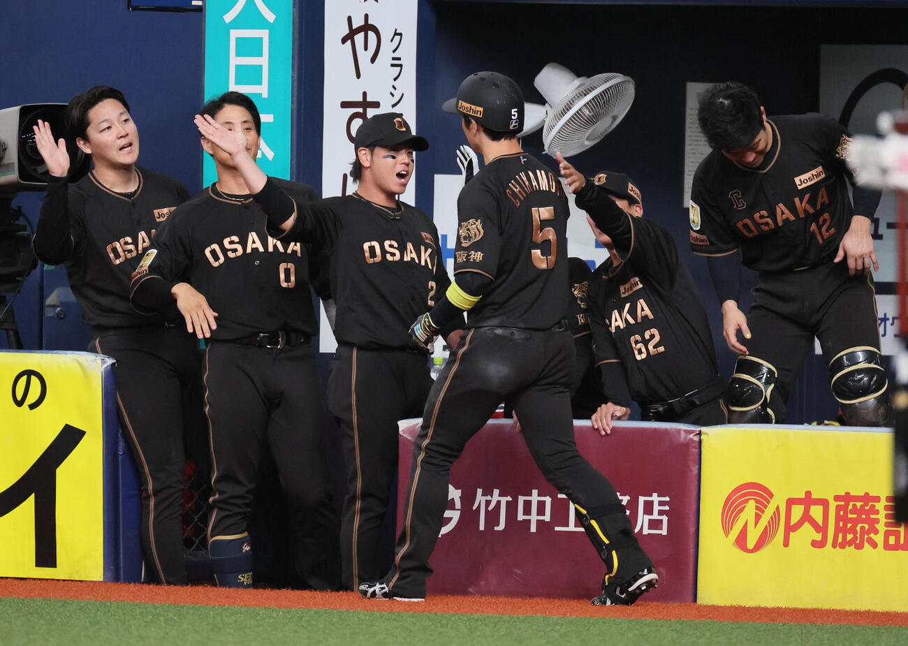 阪神対中日　6回裏阪神1死、先制本塁打を放った近本光司を迎える阪神ナイン（撮影・宮崎幸一）
