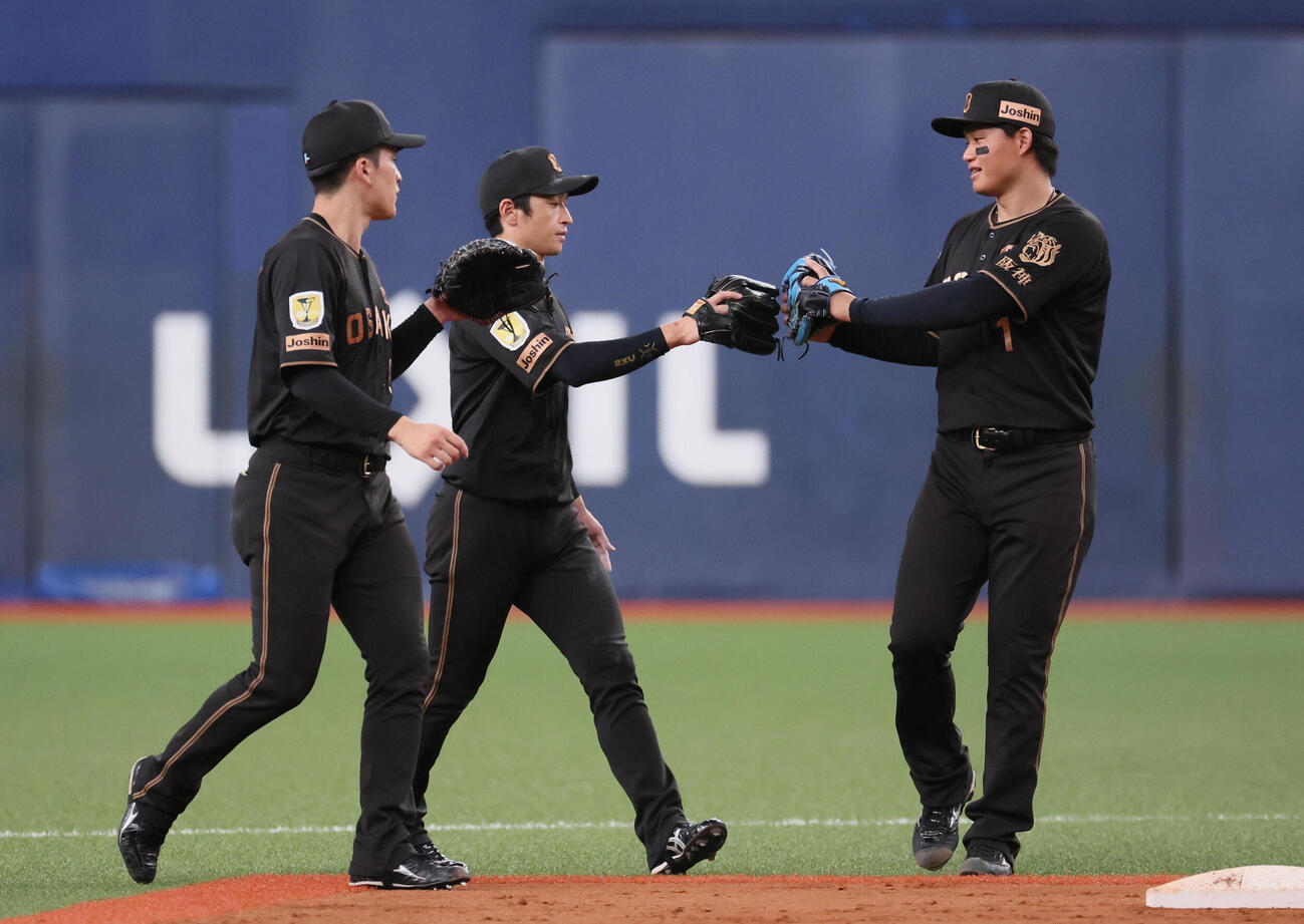 阪神対中日　勝利を祝う、左から阪神髙寺望夢、近本光司、森下翔太（撮影・宮崎幸一）