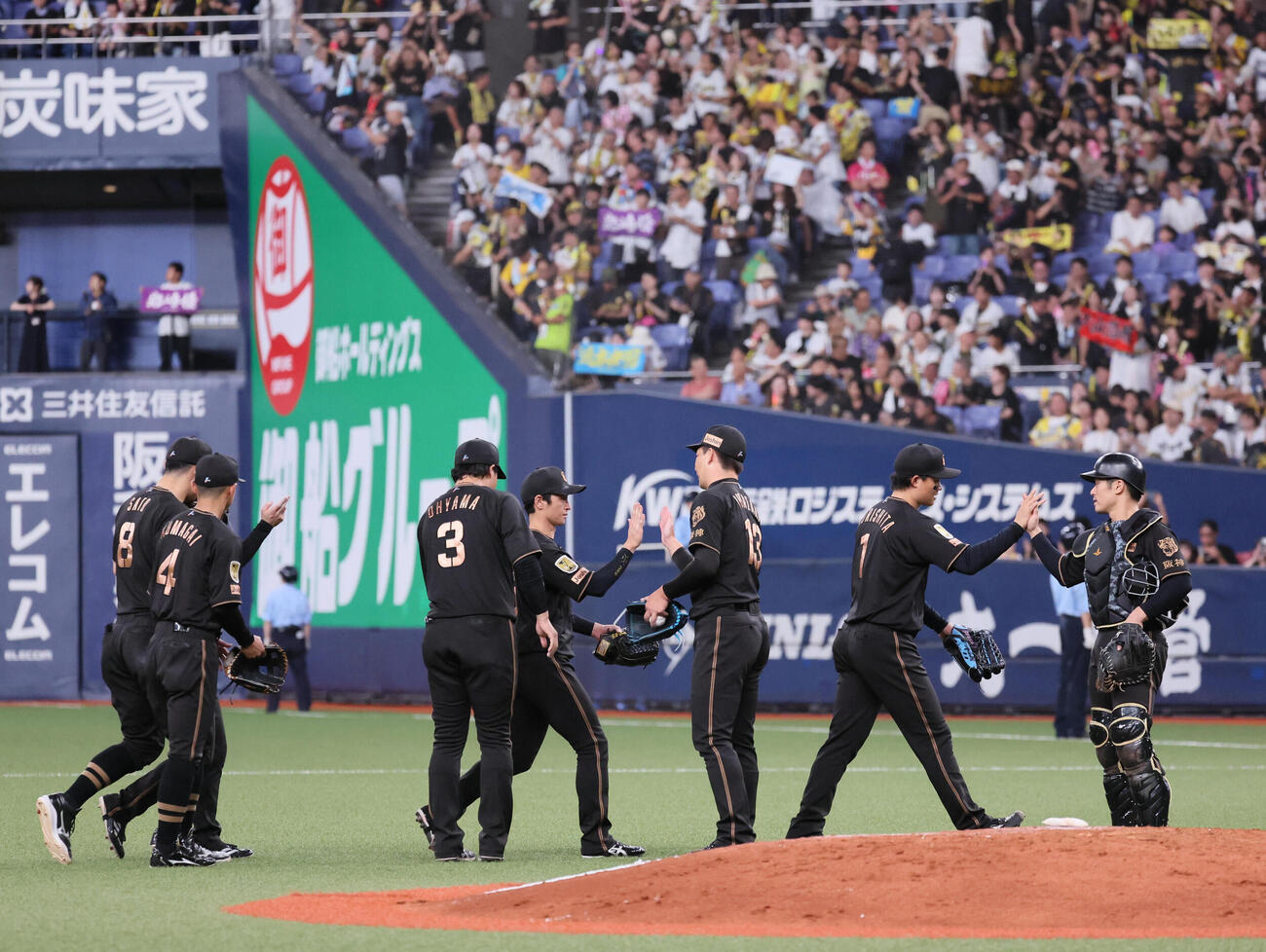 阪神対中日　勝利を祝う阪神ナイン（撮影・宮崎幸一）
