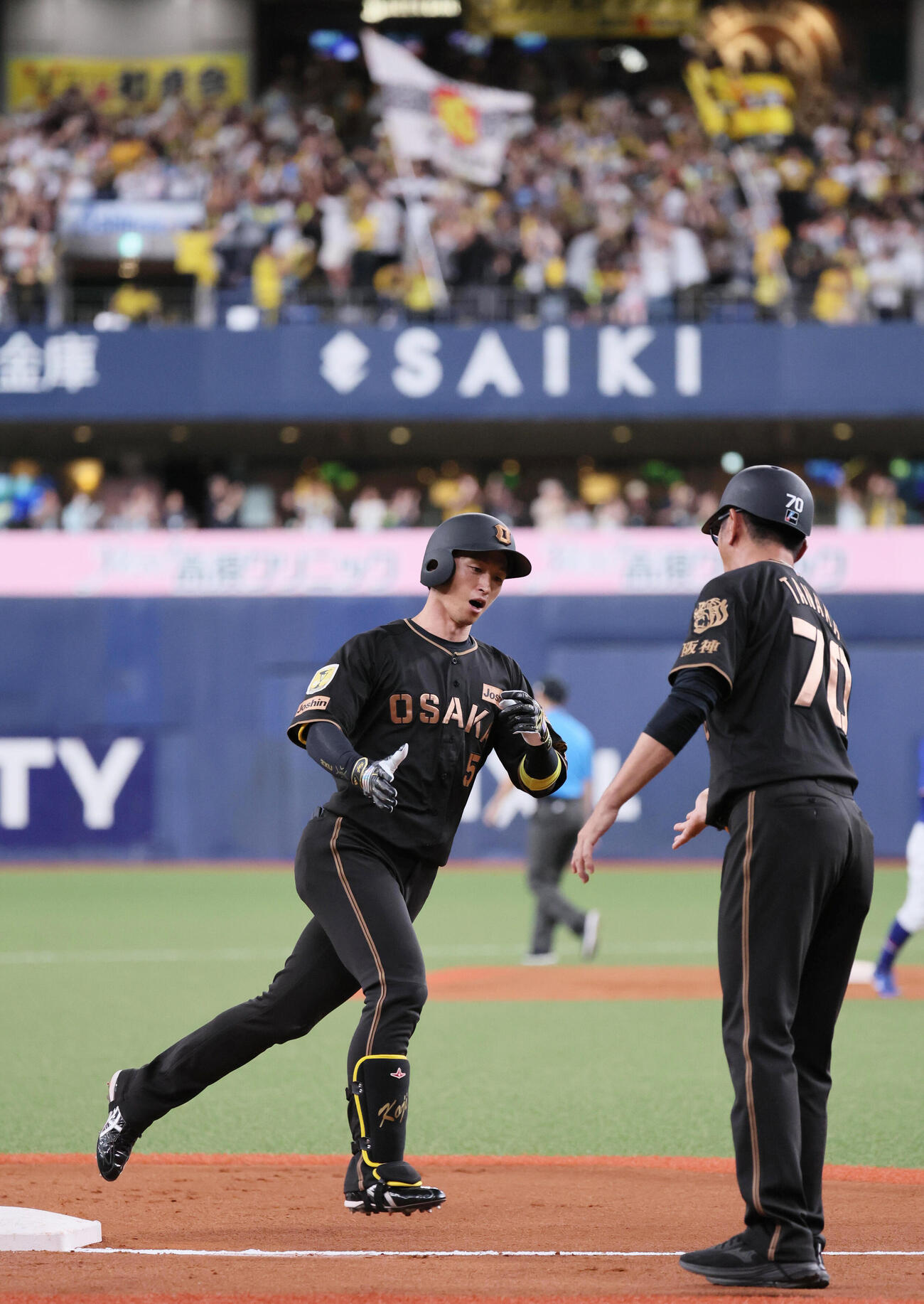 阪神対中日　6回裏阪神1死、近本光司は先制本塁打を放ち三塁を回る（撮影・宮崎幸一）