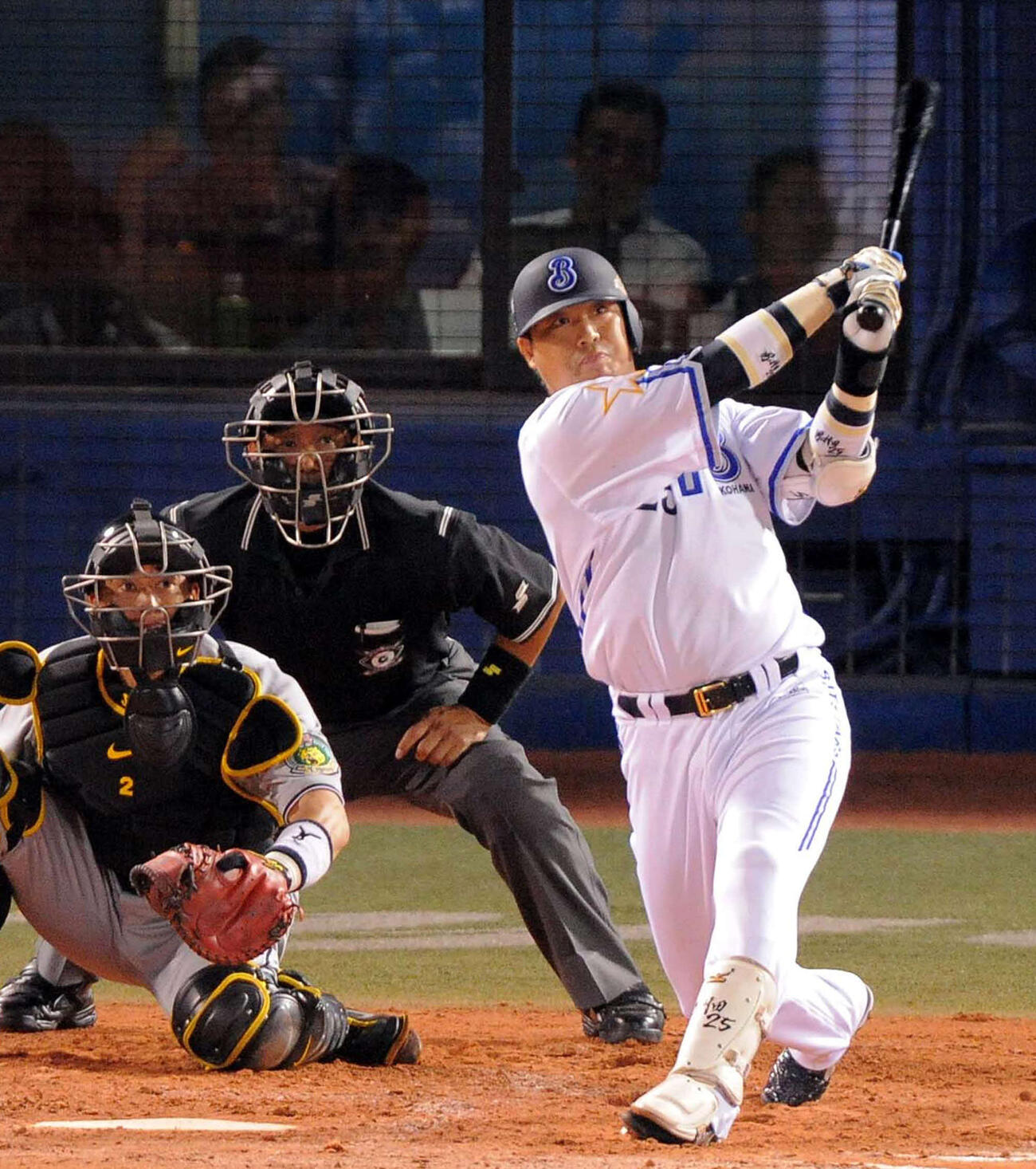 2010年　横浜スタジアムで本塁打を放つ村田修一