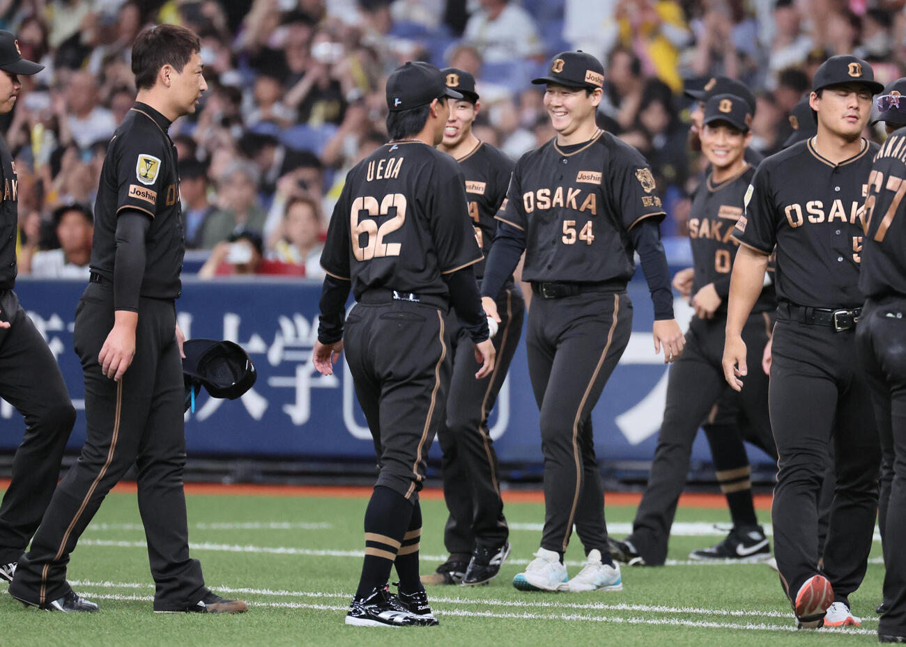 阪神対中日　勝利球を手に笑顔を見せる木下里都（左から4人目）。左端は岩崎優（撮影・宮崎幸一）