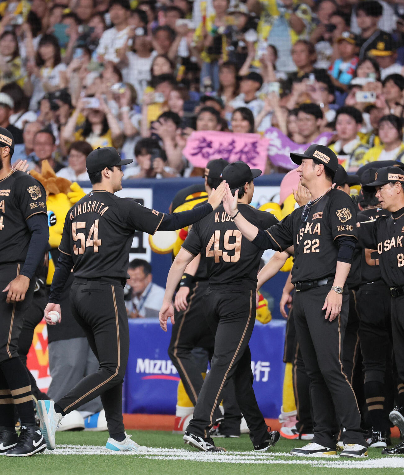 阪神対中日　勝利球を手にハイタッチする木下里都（左）と藤川球児監督（撮影・宮崎幸一）