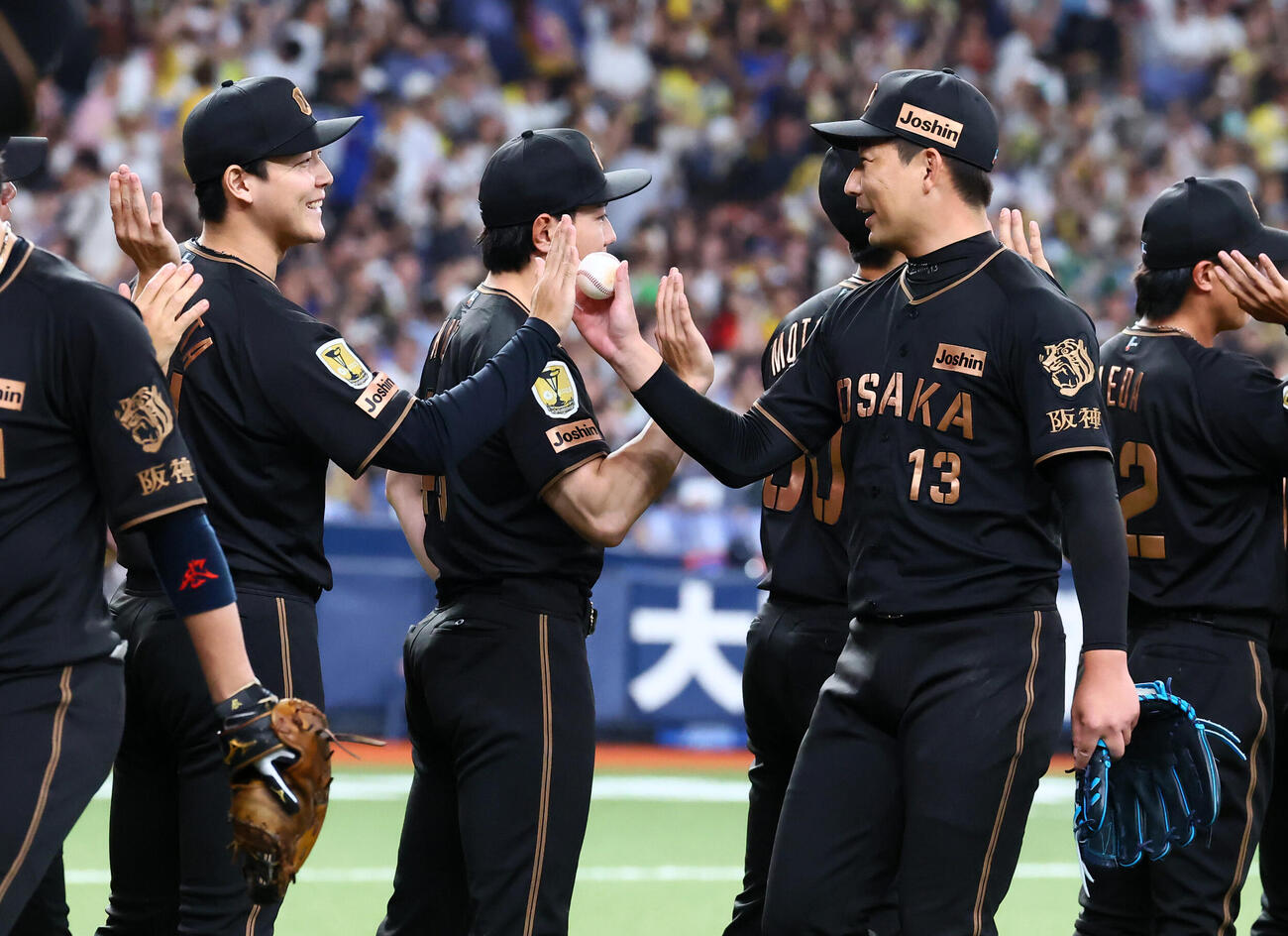 阪神対中日　中日に勝利し岩崎優（右）からウイニングボールを手渡される木下里都（撮影・加藤哉）