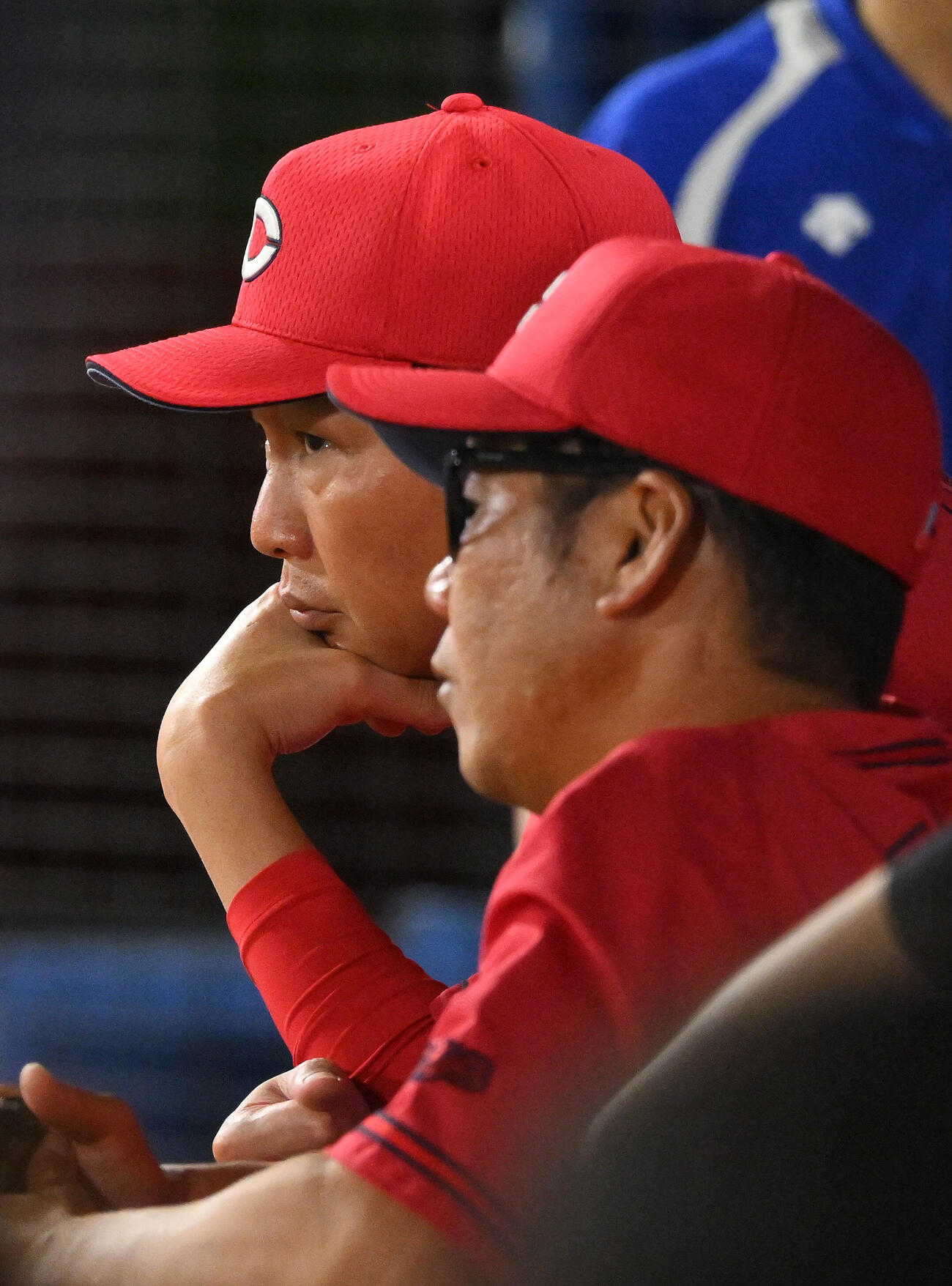 DeNA対広島　戦況を見守る広島新井貴浩監督（後方）（撮影・滝沢徹郎）