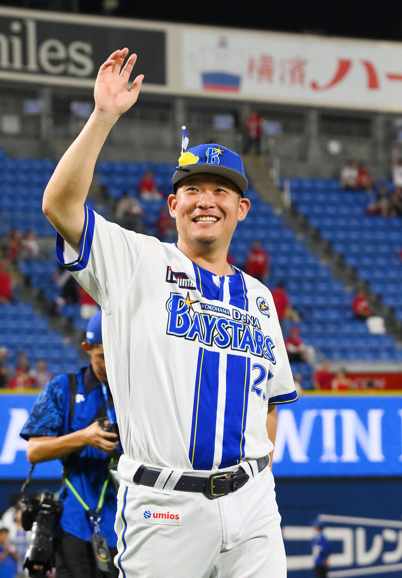 DeNA対広島　ヒーローインタビューを終えファンに手を振り引き上げるDeNA筒香嘉智（撮影・滝沢徹郎）